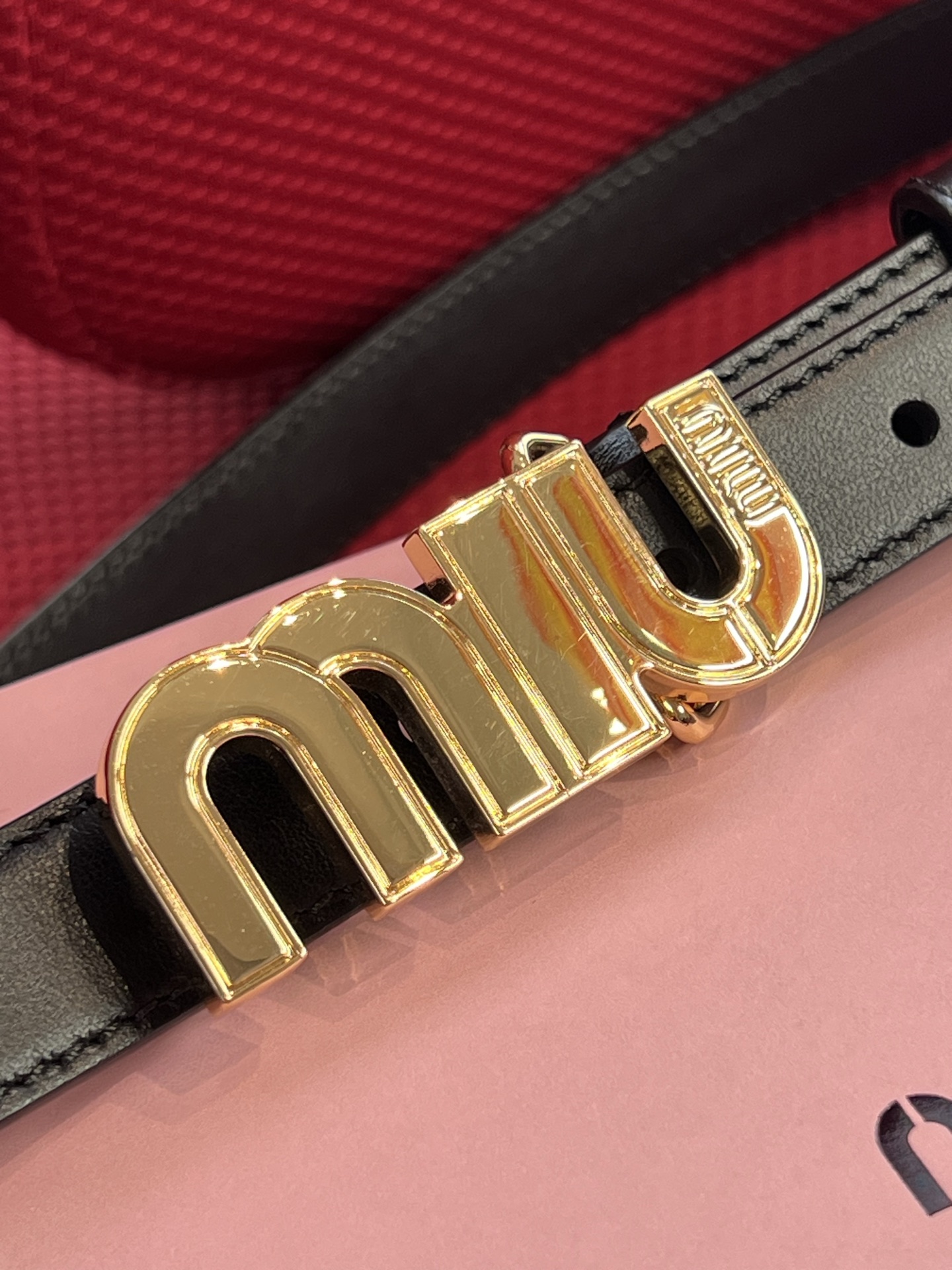Miu Miu 代购级 缪缪miumiu 新款 ，营造 撞色与纹理效果 搭扣饰醒目徽标 2cm