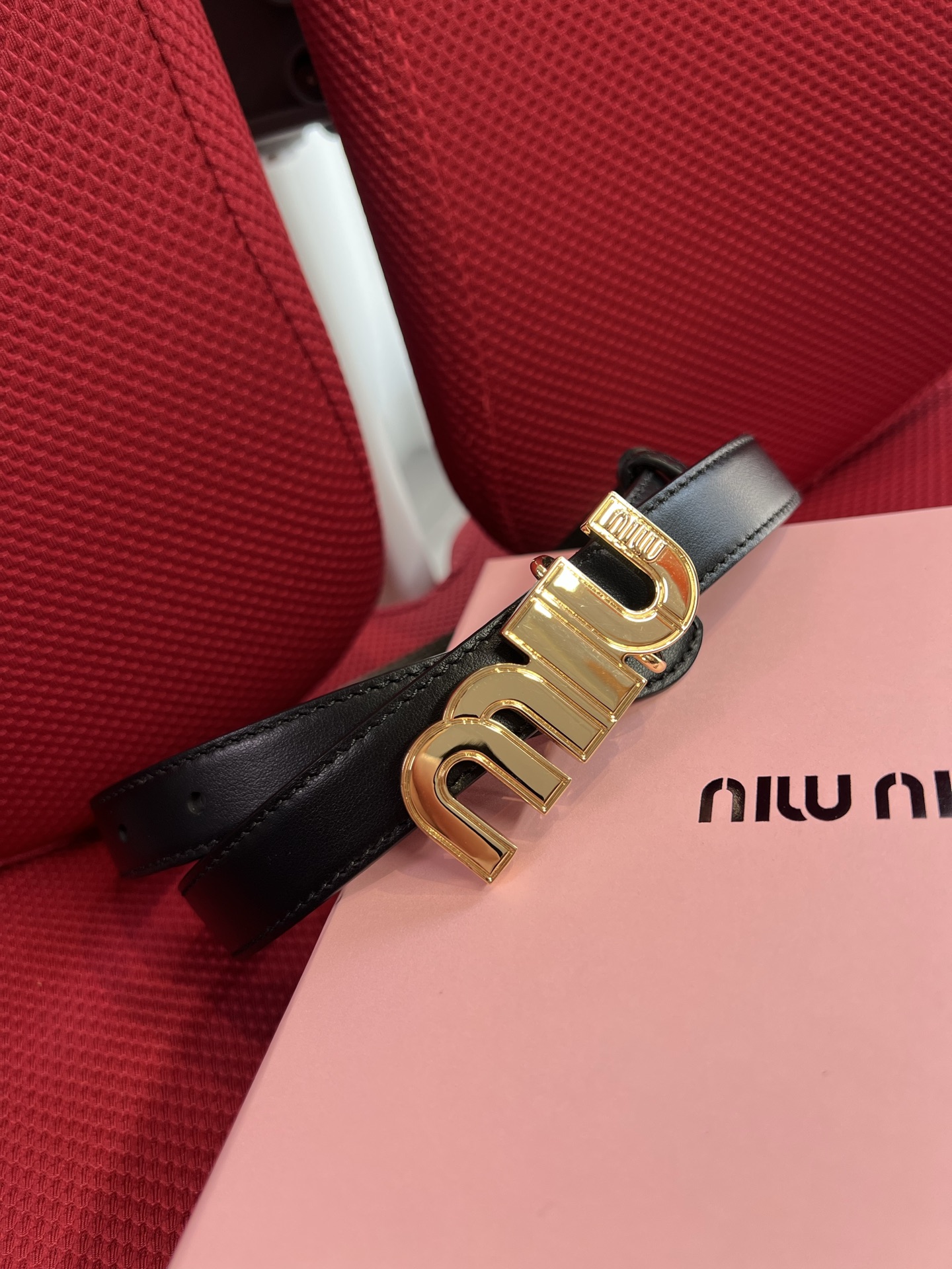 Miu Miu 代购级 缪缪miumiu 新款 ，营造 撞色与纹理效果 搭扣饰醒目徽标 2cm