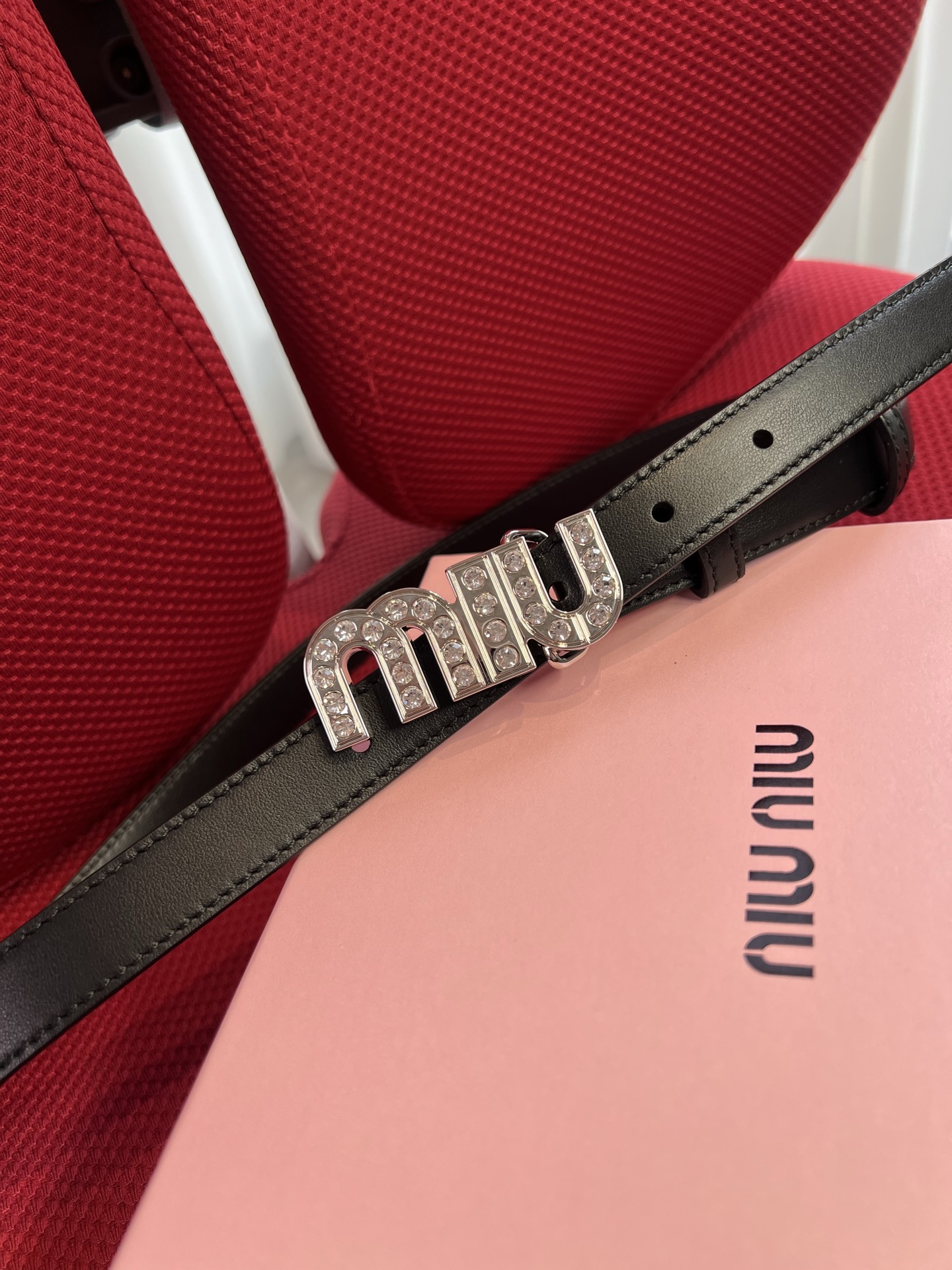 Miu Miu 代购级 缪缪miumiu 新款 ，营造 撞色与纹理效果 搭扣饰醒目徽标 2cm
