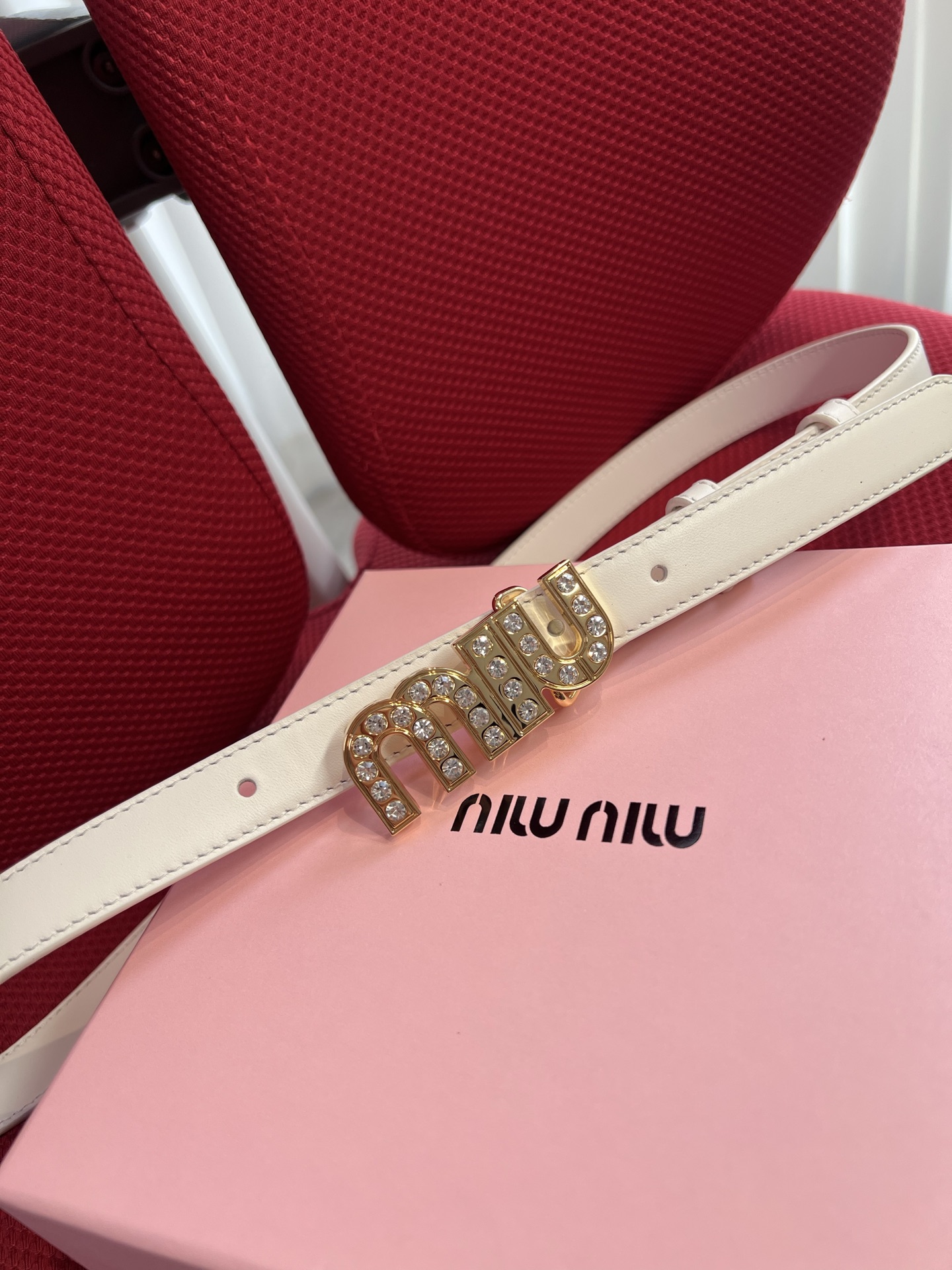 Miu Miu 代购级 缪缪miumiu 新款 ，营造 撞色与纹理效果 搭扣饰醒目徽标 2cm
