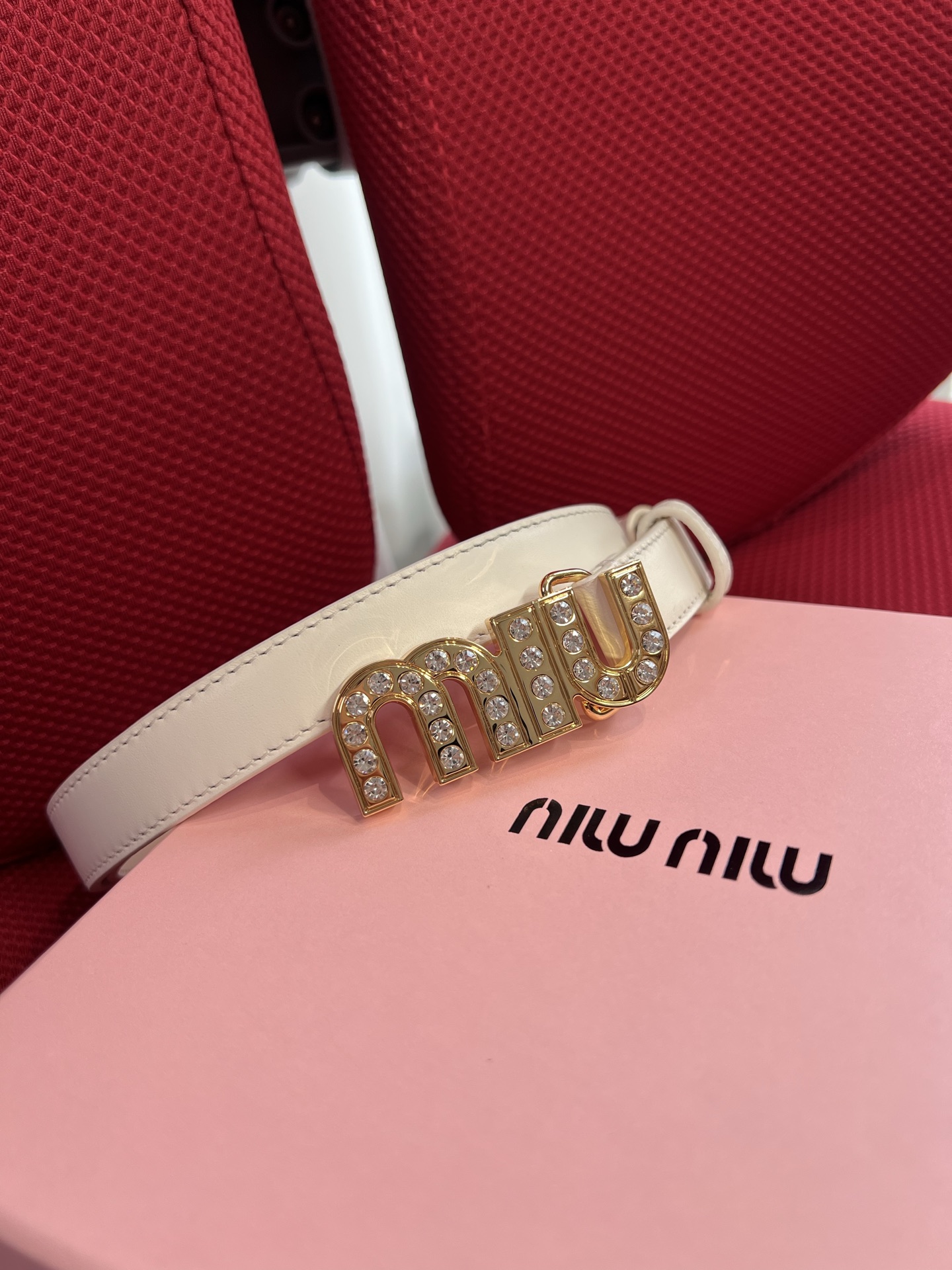 Miu Miu 代购级 缪缪miumiu 新款 ，营造 撞色与纹理效果 搭扣饰醒目徽标 2cm
