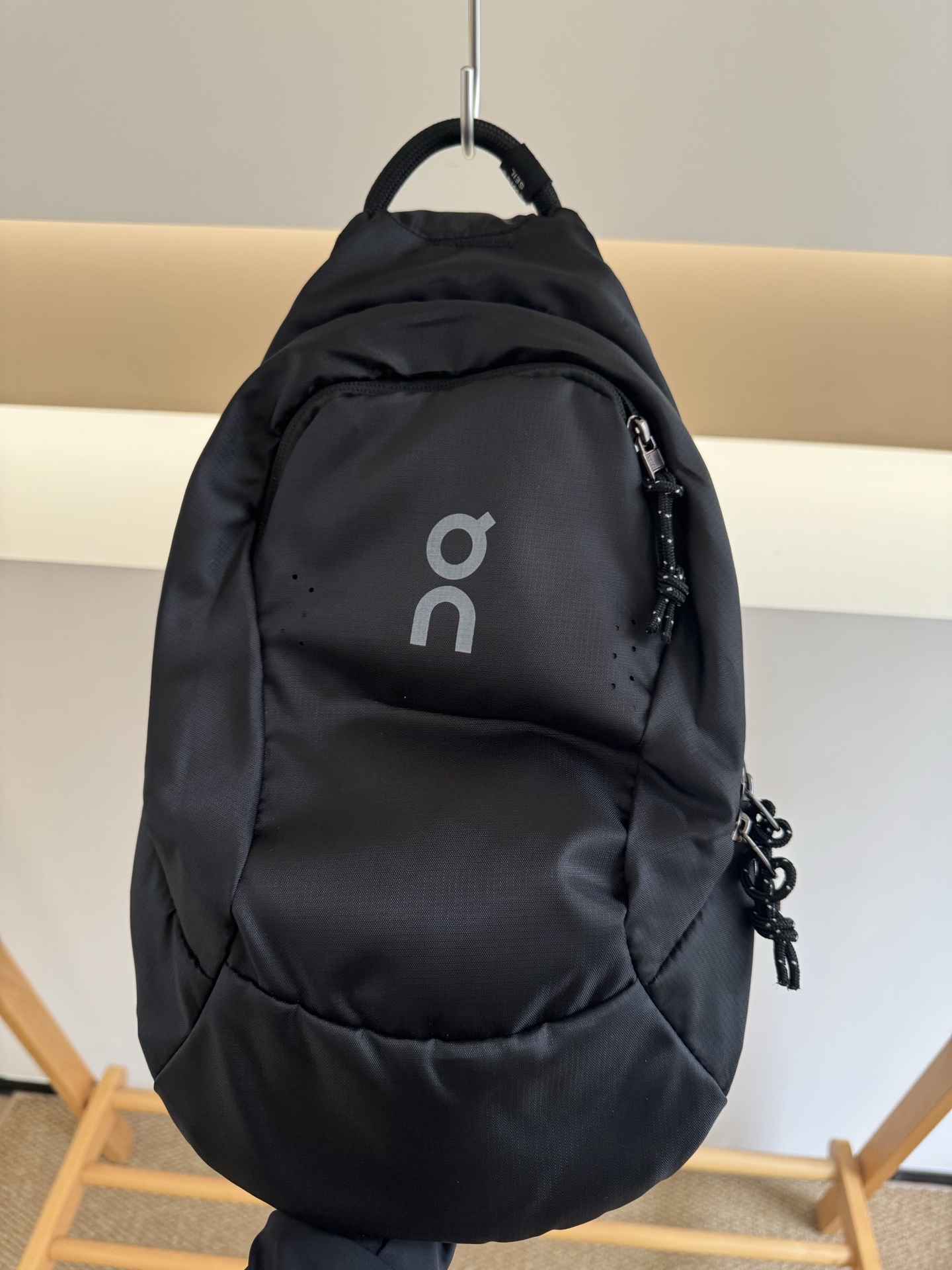NO:811674,On Angpao has fallen in love with crossbody bags ever since. #安波 Small bags, your favorites are here. Tell me which one you like. Functional bag. Model No.: M043#ON crossbody bag. Color: black, gray, orange, khaki, light purple, material: water-repellent nylon. Dimension: Width: 23cm; Thickness: 2h: 37cm; Weight: 0.2KG. Black details, trendy department stores, satchels, crossbody bags19860909On昂跑 从此爱上斜挎包 #昂跑 小包包,你们的最爱到货啦 告诉我喜欢你哪一个 功能性包包 款号M043#ON斜跨胸包 颜色黑色、灰色、橘色、卡其、浅紫、 材质防泼水尼龙 尺寸宽23厚2高37cm 重量0.2KG 黑色细节图,潮品百货,satchels,crossbody bags,accessory