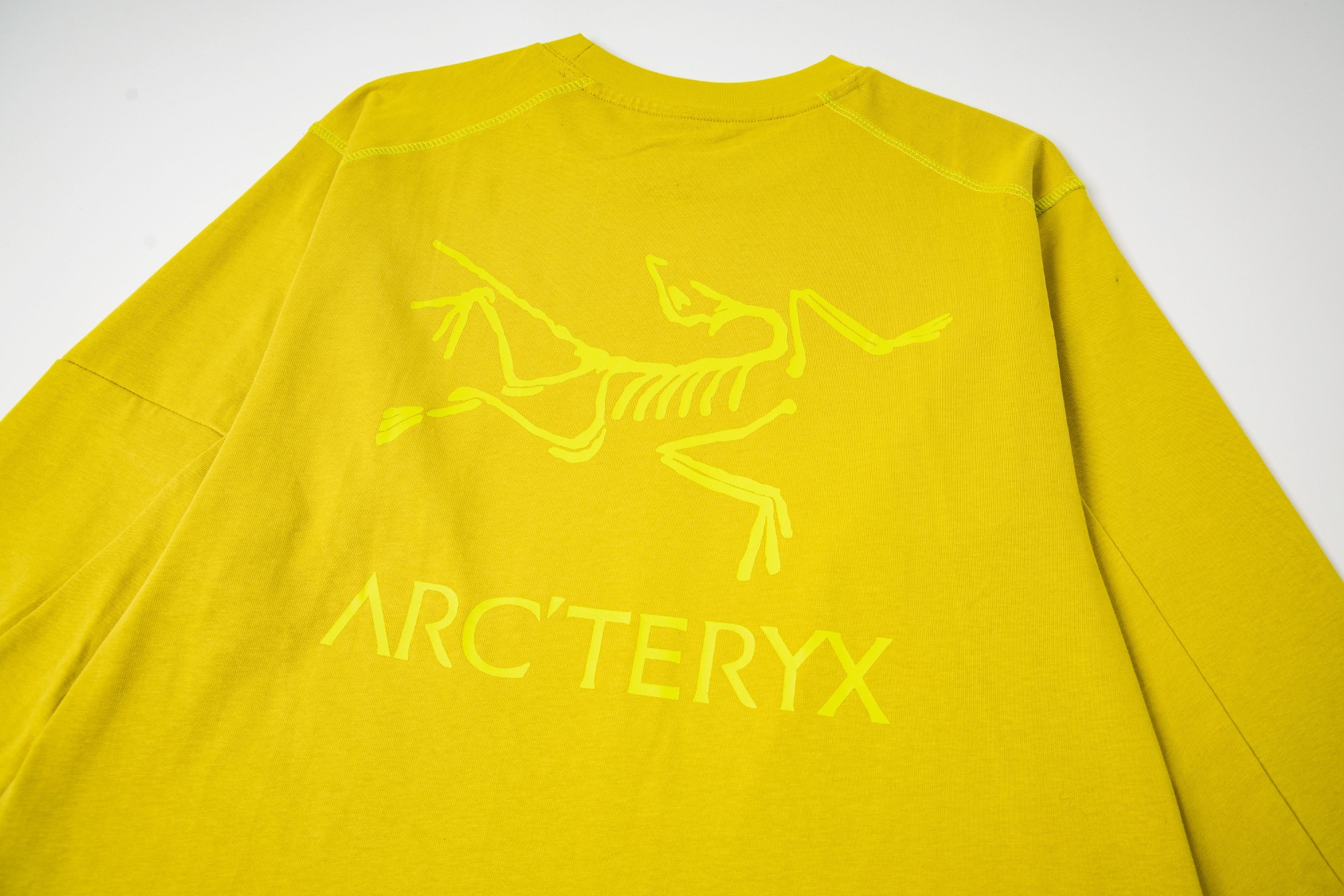 P130
最高版本270克双纱面料Arcteryx始祖鸟 洛哈五线前后高级印花Cormac 系列 Logo LS纯色圆领长袖T恤男女同款
✅原版定制辅料  吊牌 包装袋   洗水麦
三标齐全
尺码：XS S M L
颜色 黑黄色 黑蓝色 黑粉色 米色 白色 黄色