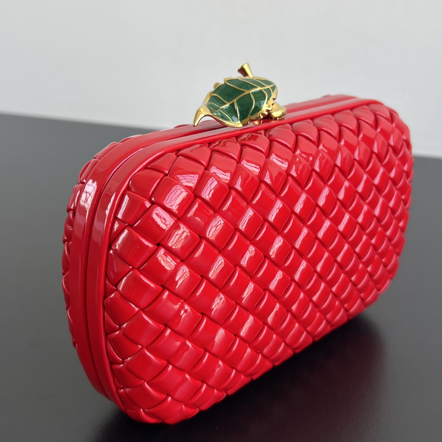 Вечерняя сумка Bottega Veneta с плетеным дизайном и листом