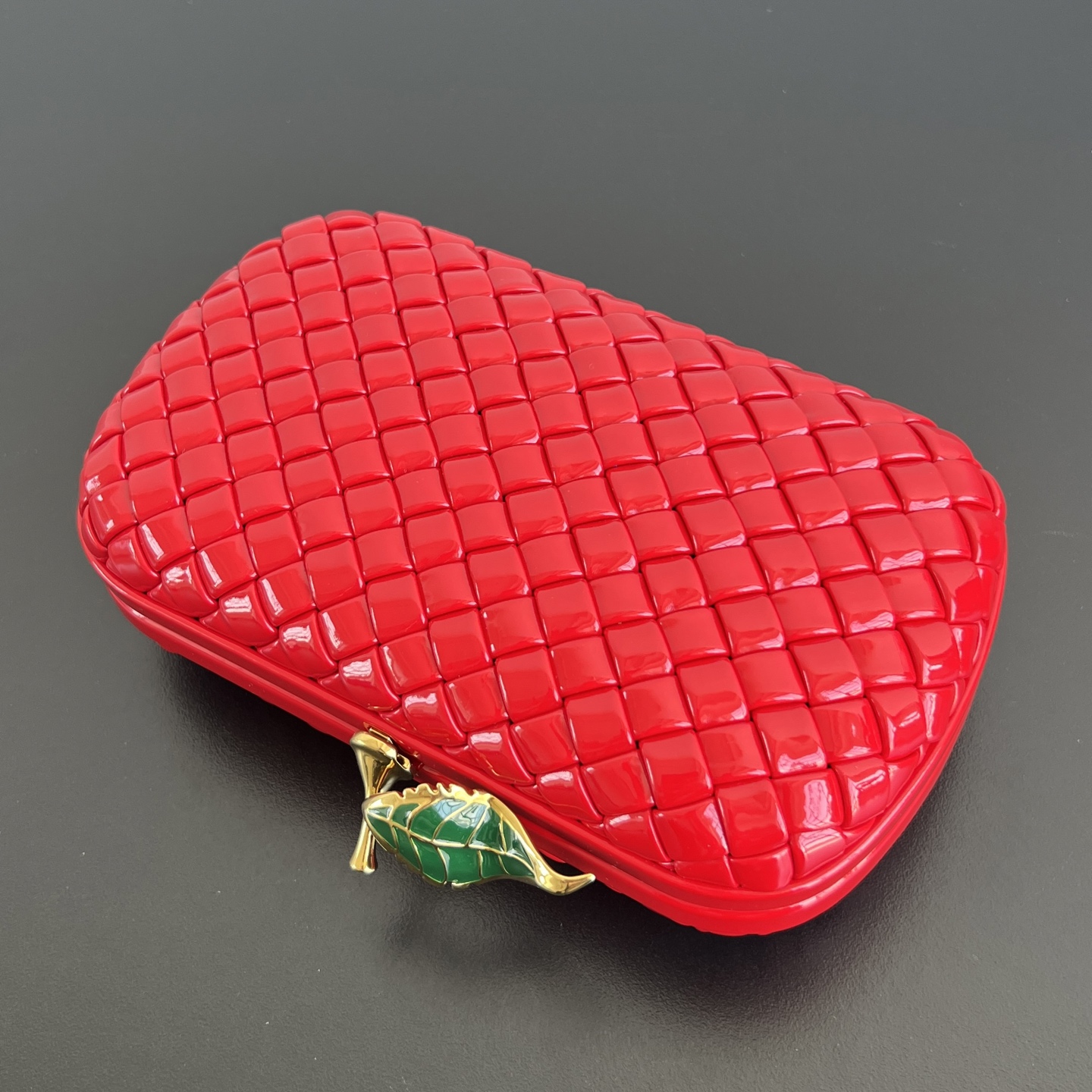 Вечерняя сумка Bottega Veneta с плетеным дизайном и листом