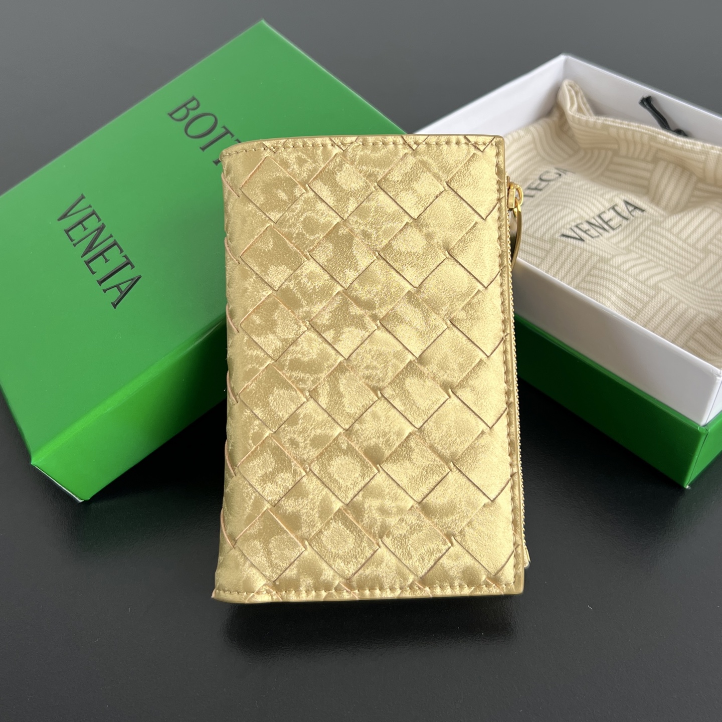 NO:718374,BV new product bi-fold zipper wallet 667468 comes with a high-gloss silver tone woven wallet. The smart and three-dimensional texture is woven on the woven leather, which is like rubbing the Milky Way into the leather. It is low-key and eye-catching. The elegant and fashionable shape hides a lot of card slots and money slots. It is practical and can be used as a gift. It is a good match for gifts or personal use. Size; 14, 5x9.5, BV, Bottega Veneta, wallets19860909BV 新品 双折拉链钱包 667468 自带高光的银调编织钱包,在编织皮革上织出灵动又立体的纹理就像把银河揉进了皮料里,低调又吸睛,优雅的时尚造型内里藏着超多的卡位和钞位,实用又能打,送礼或者自用的好搭子 尺寸；14,5x9.5,BV,bottega veneta,wallets,欧美剧