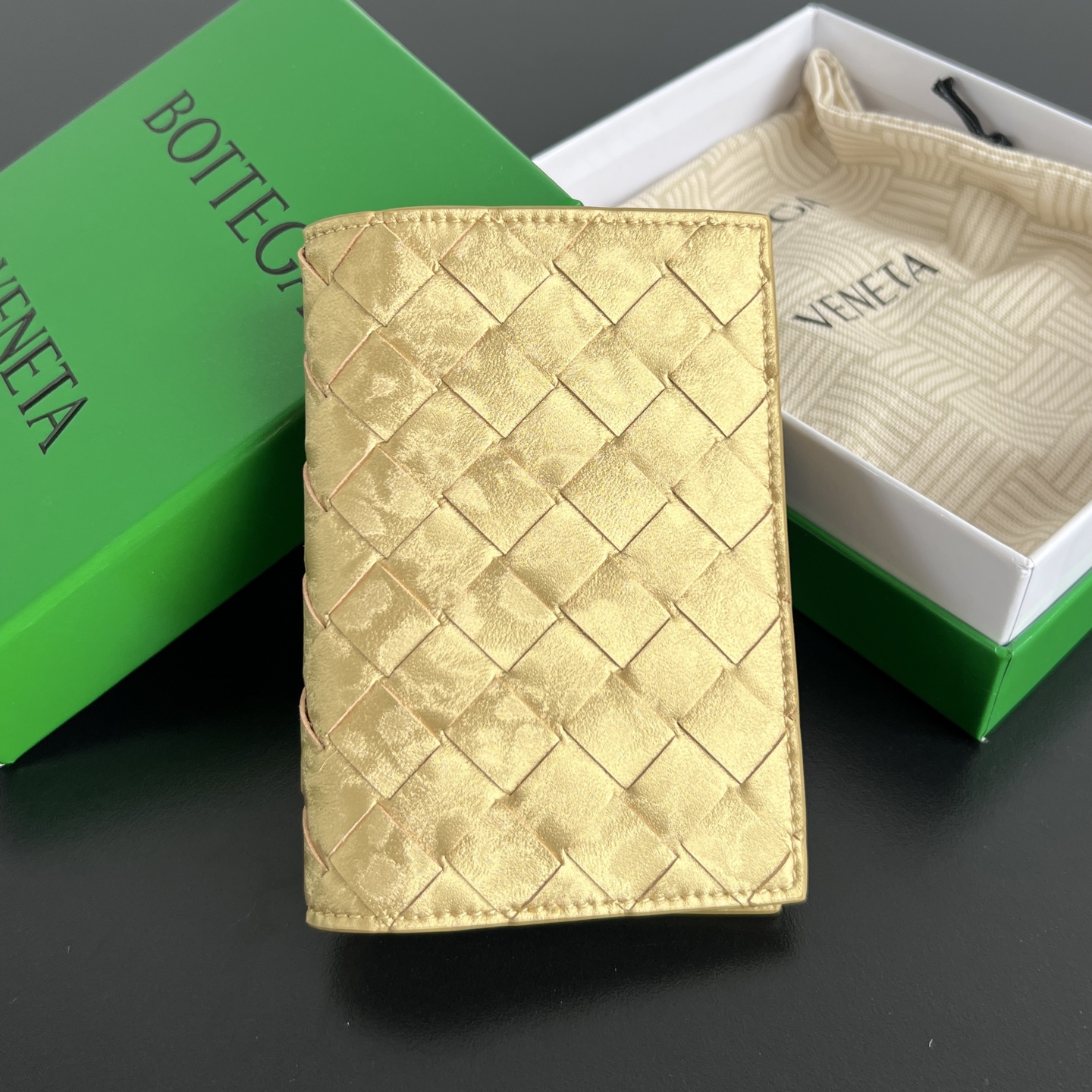 NO:718377,B's new passport holder [let me see] 749954 comes with a high-gloss gold glitter woven wallet. The woven leather has a smart and three-dimensional texture that is very soft to the touch. It is durable and durable. In addition to holding the passport, it can also hold cards, IDs and a small amount of cash. It is small and exquisite. It is a must-have item for the passport holder when the country is open. It is super suitable for travel. Weaving is the eternal classic of the brand, size 13.3x9.5,, BV, Bottega Veneta, wallets19860909B家 新款护照夹[让我看看] 749954 自带高光金闪闪编织钱包在编织皮革上织出灵动又立体的纹理触感很柔软 耐用耐造 除了放护照 还可以放下卡片证件 和少量现金 小巧精致 国门大开放 护照夹必备单品 超级适合旅行时使用 编织是该牌子永远的经典存在, 尺寸13.3x9.5 ,,BV,bottega veneta,wallets,欧美剧