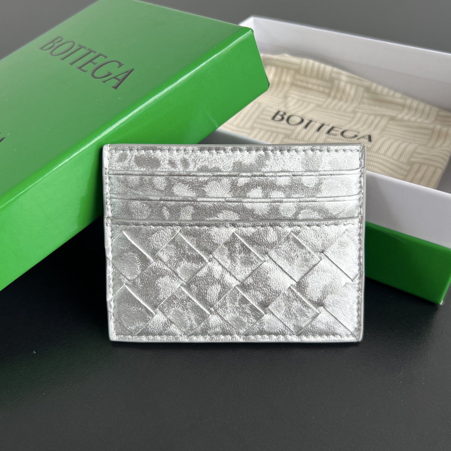 NO:718380,#BV New Card Holder 743209 The woven inner layer has a golden texture. It is really special. It is small, light and easy to carry. You can put it directly in your pocket or put it in a small bag. It is made of cowhide and has a soft feel. There are 6 card slots on both sides and two more can be placed in the middle. It is enough for daily use. In the era of no cash, the card holder is more convenient and practical. A card holder that everyone needs.  Size 10x8x0.5,BV,bottega veneta,cowhide19860909#BV 新款卡包 743209 编织里层现出金闪闪的纹理 真的很特别呀小巧轻薄易携带 直接揣兜里或者放小包包里,牛皮制成 手感糯唧唧 两面共6张卡位 中间还可以放多两张 日常足够 ,在不带现金的时代 卡包便捷性和实用性更高 每个人都需要的卡包 尺寸10x8x0.5,BV,bottega veneta,cowhide,欧美剧
