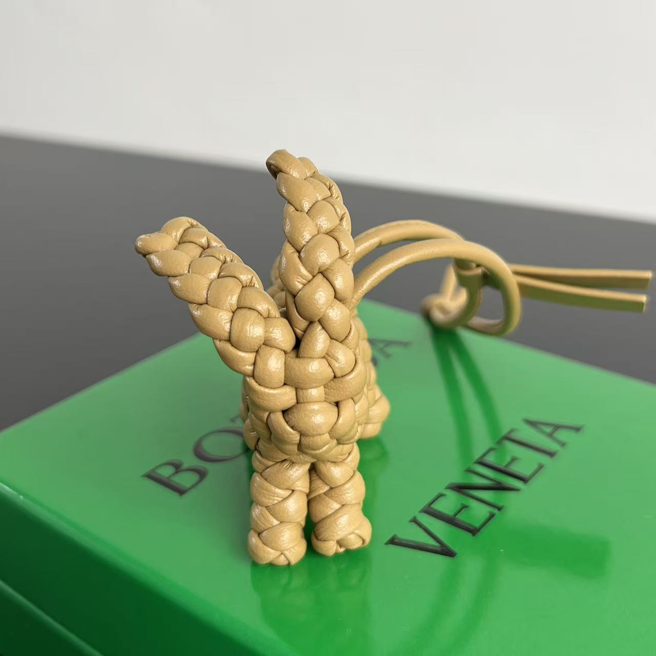 NO:763689,#BVNew Product Rabbit Pendant 867134 The classic intreccio weaving process is directly made into a soft little rabbit shape. Each one is exquisite and delicate. It feels soft and textured. Pair it with your bag to bring a good mood when you go out. Who can refuse this soft and high-end small object, BV, Bottega Veneta19860909#BV新品 兔子挂件 867134 经典intreccio编织工艺 这次直接做成了软乎乎的的小兔子造型 每一只都精致细腻 摸起来软糯又有质感 搭配在包包上出门自带好心情 谁能拒绝这种软乎乎又高级的小物件,BV,bottega veneta,欧美剧