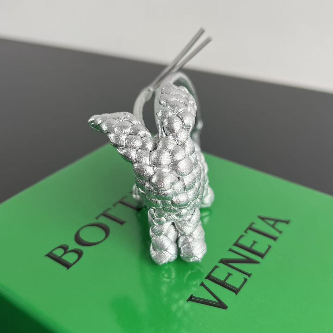 NO:763686,#BVNew Product Rabbit Pendant 867134 The classic intreccio weaving process is directly made into a soft little rabbit shape. Each one is exquisite and delicate. It feels soft and textured. Pair it with your bag to bring a good mood when you go out. Who can refuse this soft and high-end small object, BV, Bottega Veneta19860909#BV新品 兔子挂件 867134 经典intreccio编织工艺 这次直接做成了软乎乎的的小兔子造型 每一只都精致细腻 摸起来软糯又有质感 搭配在包包上出门自带好心情 谁能拒绝这种软乎乎又高级的小物件,BV,bottega veneta,欧美剧