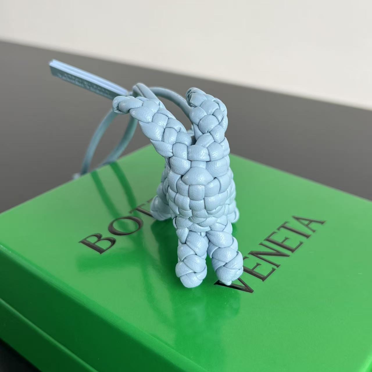 NO:763683,#BVNew Product Rabbit Pendant 867134 The classic intreccio weaving process is directly made into a soft little rabbit shape. Each one is exquisite and delicate. It feels soft and textured. Pair it with your bag to bring a good mood when you go out. Who can refuse this soft and high-end small object, BV, Bottega Veneta19860909#BV新品 兔子挂件 867134 经典intreccio编织工艺 这次直接做成了软乎乎的的小兔子造型 每一只都精致细腻 摸起来软糯又有质感 搭配在包包上出门自带好心情 谁能拒绝这种软乎乎又高级的小物件,BV,bottega veneta,欧美剧