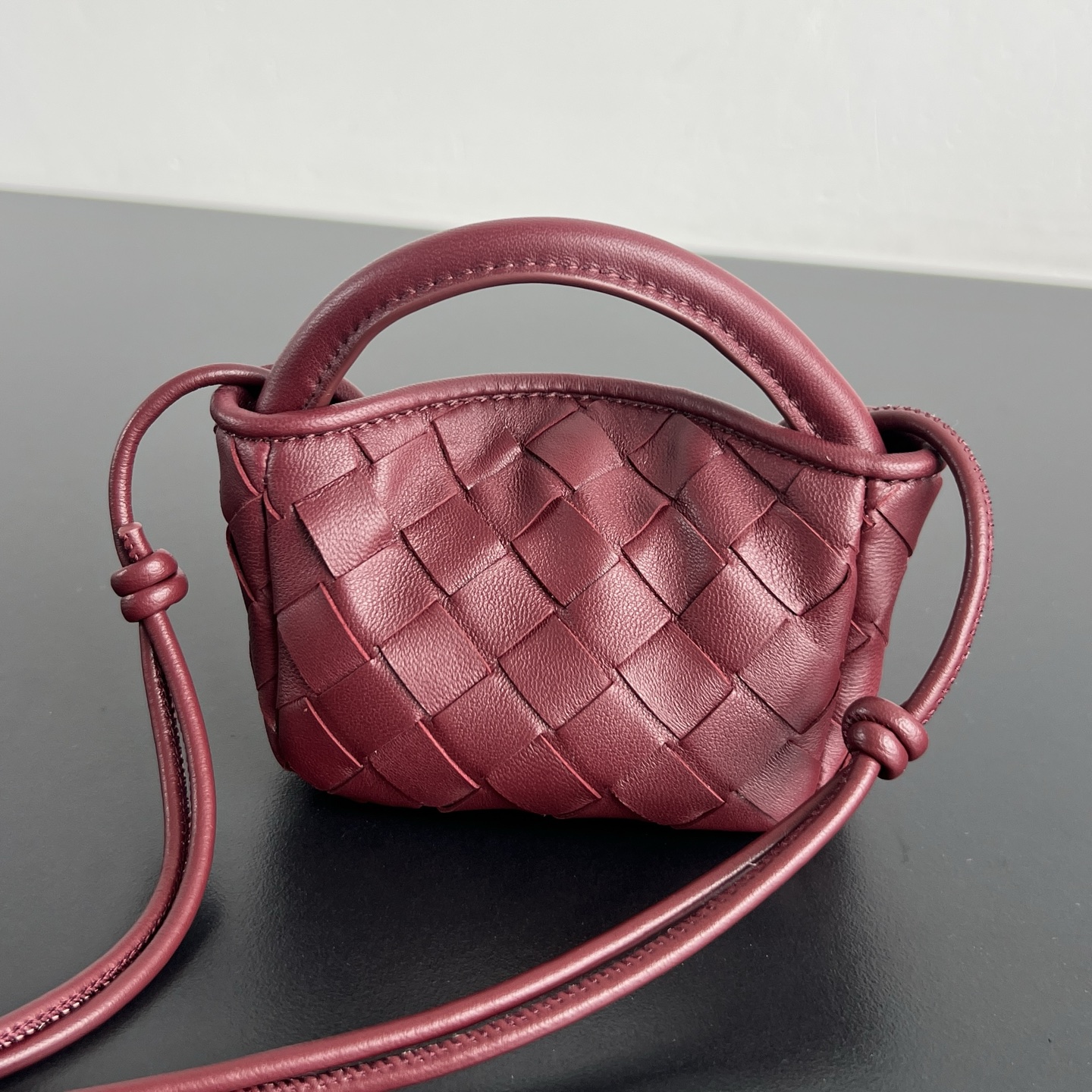Мини-сумка плетеная с короткой ручкой Bottega Veneta