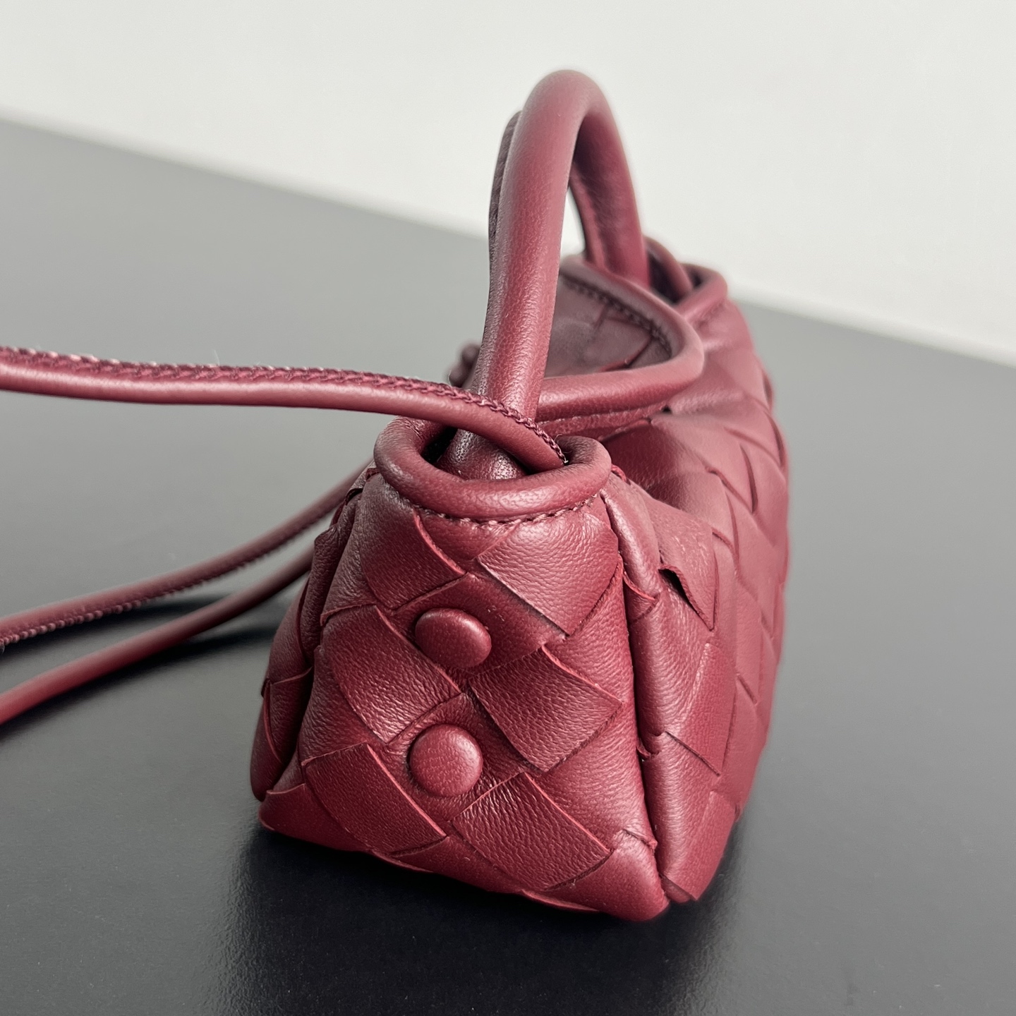 Мини-сумка плетеная с короткой ручкой Bottega Veneta
