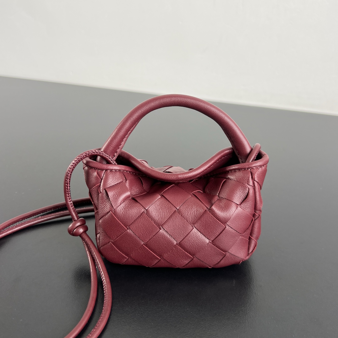 NO:920128,#Bv New Product Super Mini Yuanbao Bag 855182 The mini design is very interesting. The rounded bag shape and short handle design are cute and fashionable. It can be paired with basic clothes. It can instantly light up the shape. It is small but charming. It can also be hung on the bag. It is exquisite and eye-catching wherever you go. The cowhide material is super light, and the adjustable shoulder strap can hold keys, headphones, tissues and other small items ~ it also contains a cute and interesting soul.  Size; 13x8x5.,BV,bottega veneta,cowhide19860909#Bv 新品 超迷你元宝包 855182 迷你款设计很有趣 圆润的包型和短提手设计 可爱又时尚随便搭件基础款衣服 它都能瞬间点亮造型小巧却魅力无边,也可以挂在包包上 走到哪都是精致又吸睛的存在牛皮材质超轻盈,可调节肩带 可放钥匙 耳机 纸巾等小物～更是装可爱有趣的灵魂 尺寸；13x8x5.,BV,bottega veneta,cowhide,欧美剧