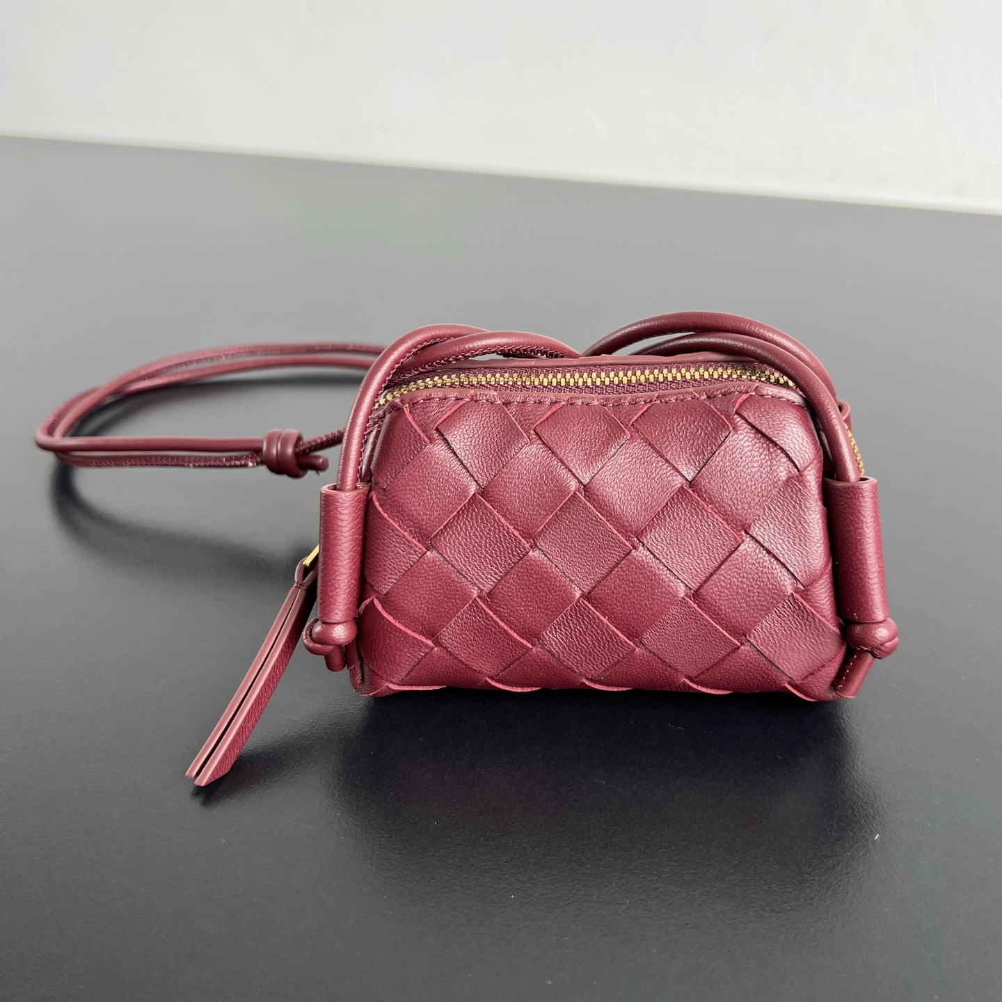 NO:920134,#Bv New Product Super Mini Dumpling Bag 855179 The bag is small and round in the shape of a dumpling. It has a smart and cute temperament. It is exquisite and cute. It can be paired with basic clothes. It can instantly light up the shape. It is small but charming. It can also be hung on a bag. It is exquisite and eye-catching wherever you go. The cowhide material is super light and can store lipstick, earphones, tissues and other small items ~ an atmospheric item for going out in spring and summer.  Size; 11.4x10x7.,BV,bottega veneta,cowhide19860909#Bv 新品 超迷你饺子包 855179 包身小巧圆润的饺子造型 自带灵动桥俏的气质 精致可爱随便搭件基础款衣服 它都能瞬间点亮造型小巧却魅力无边,也可以挂在包包上 走到哪都是精致又吸睛的存在牛皮材质超轻盈,收纳口红 耳机 纸巾等随身小物～春夏出门的氛围感单品 尺寸；11.4x10x7.,BV,bottega veneta,cowhide,欧美剧