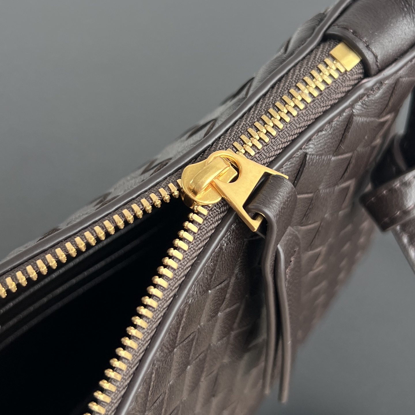 BV's new product Piccolo small woven crossbody bag 👜 876625 Small woven is back on the list ✨ Piccolo means small and exquisite, a higher-level weaving process, the sheepskin is soft, waxy and warm, and the matte texture is low-key and noble photo 7