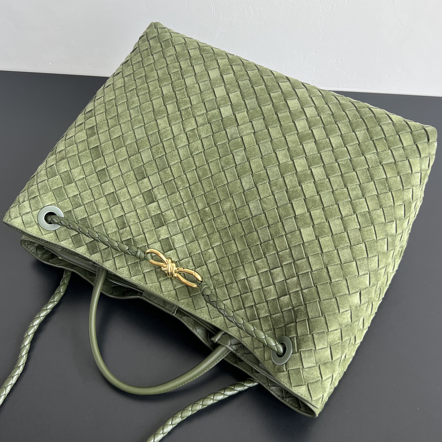 #BV’s new deerskin Andiamo 743575🎈 The warm deerskin velvet Andiamo for autumn and winter is here🍂 Made of cashmere calf deerskin, the touch is softer and more delicate, and the overall body is very full and high-end! The shoulder strap has a sliding metal rope buckle that can be adjusted at will photo 2