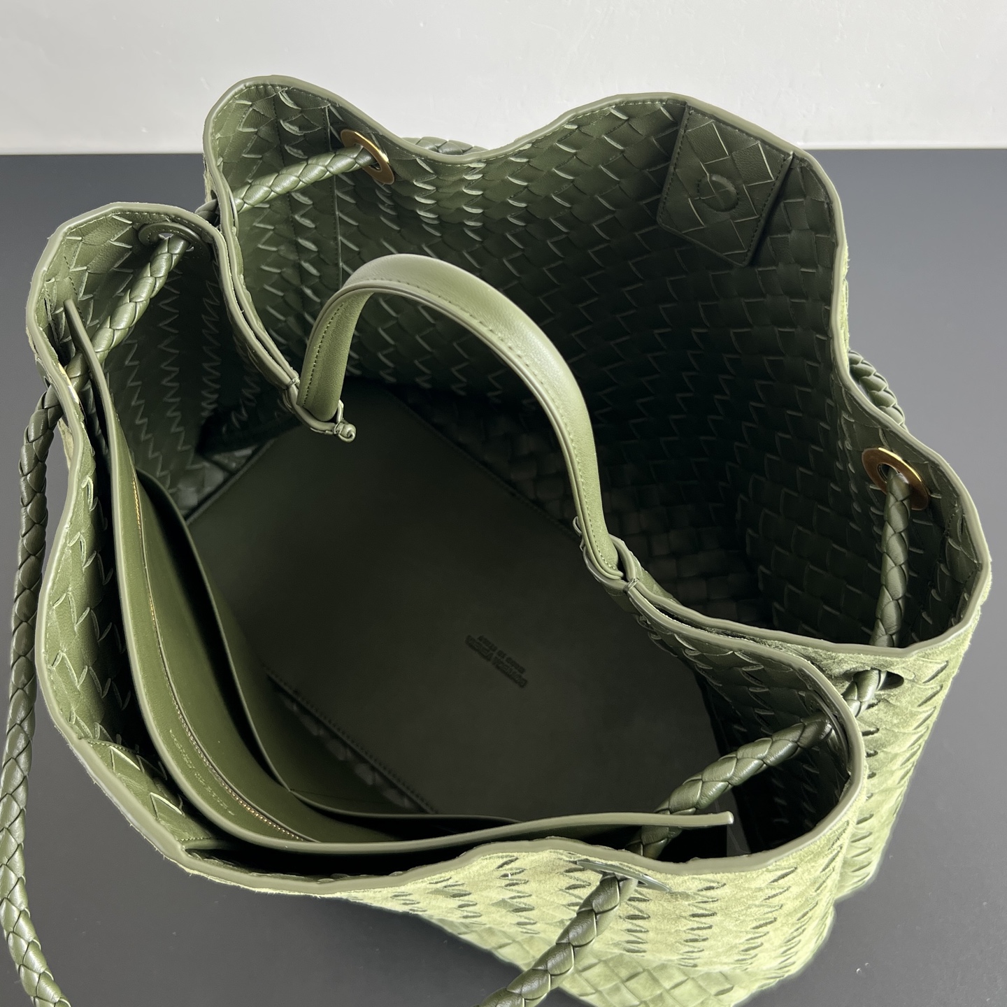 #BV’s new deerskin Andiamo 743575🎈 The warm deerskin velvet Andiamo for autumn and winter is here🍂 Made of cashmere calf deerskin, the touch is softer and more delicate, and the overall body is very full and high-end! The shoulder strap has a sliding metal rope buckle that can be adjusted at will photo 3