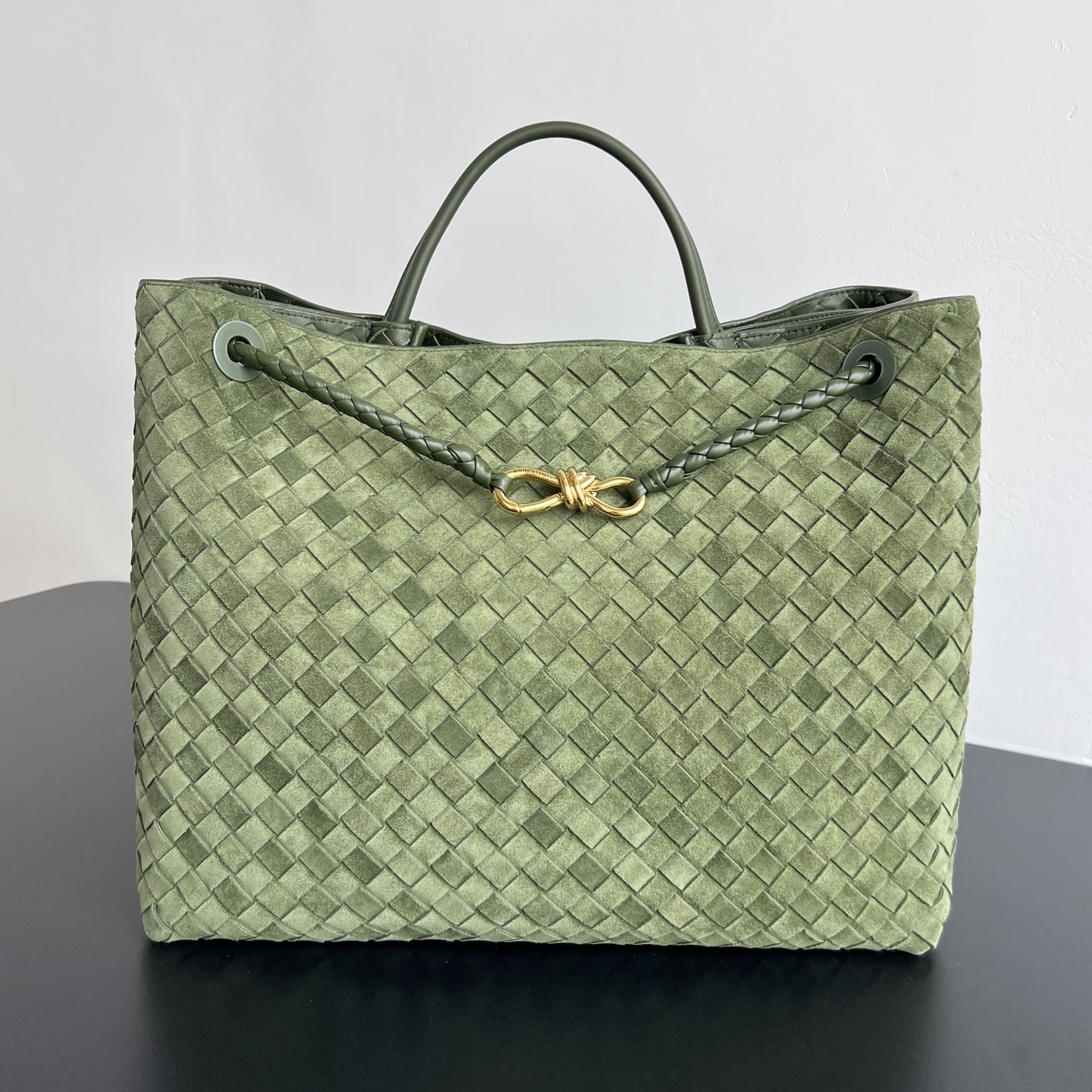 #BV’s new deerskin Andiamo 743575🎈 The warm deerskin velvet Andiamo for autumn and winter is here🍂 Made of cashmere calf deerskin, the touch is softer and more delicate, and the overall body is very full and high-end! The shoulder strap has a sliding metal rope buckle that can be adjusted at will