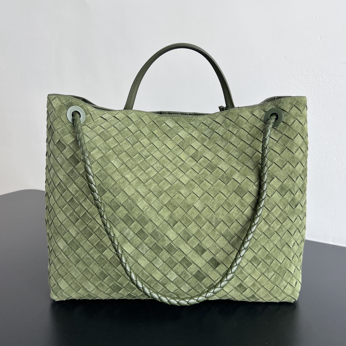 #BV’s new deerskin Andiamo 743575🎈 The warm deerskin velvet Andiamo for autumn and winter is here🍂 Made of cashmere calf deerskin, the touch is softer and more delicate, and the overall body is very full and high-end! The shoulder strap has a sliding metal rope buckle that can be adjusted at will photo 5