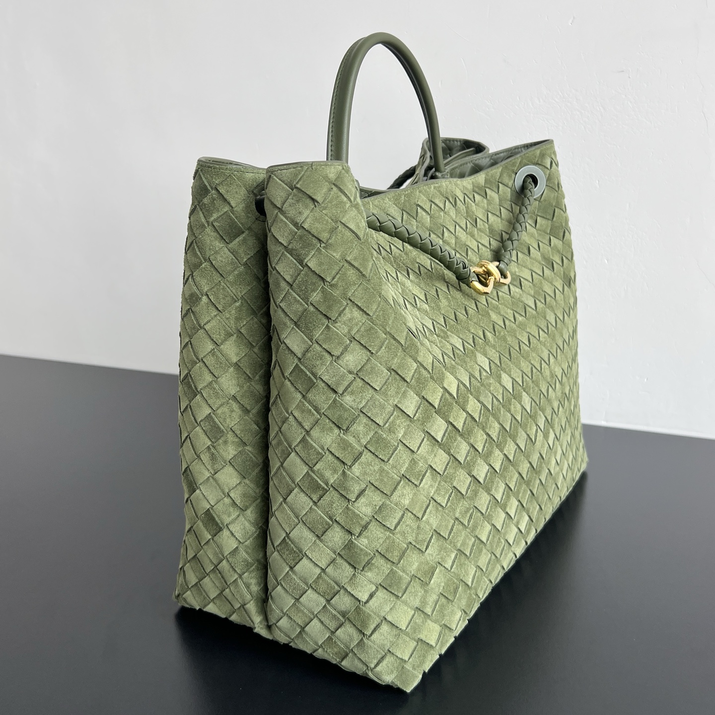 #BV’s new deerskin Andiamo 743575🎈 The warm deerskin velvet Andiamo for autumn and winter is here🍂 Made of cashmere calf deerskin, the touch is softer and more delicate, and the overall body is very full and high-end! The shoulder strap has a sliding metal rope buckle that can be adjusted at will photo 6