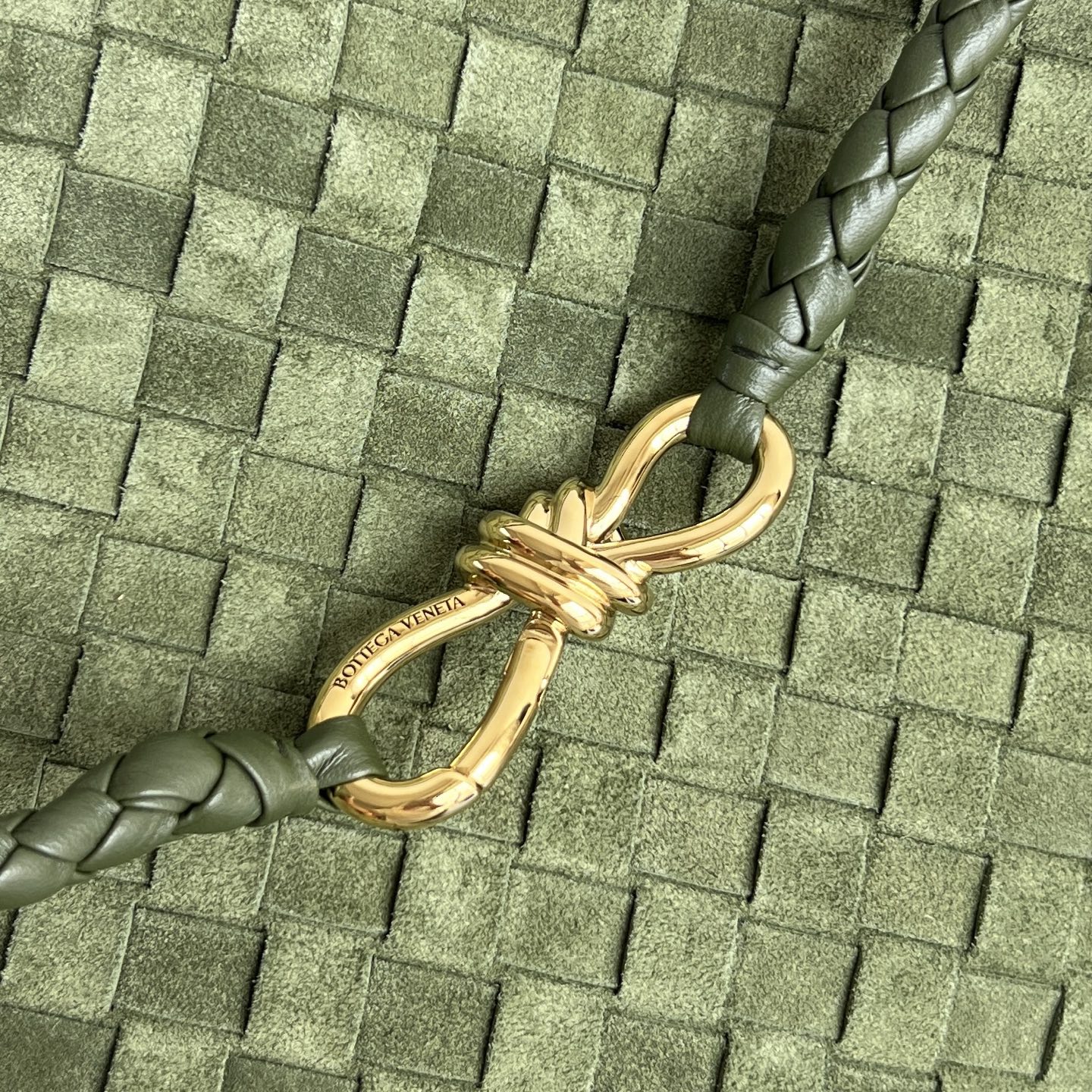 #BV’s new deerskin Andiamo 743575🎈 The warm deerskin velvet Andiamo for autumn and winter is here🍂 Made of cashmere calf deerskin, the touch is softer and more delicate, and the overall body is very full and high-end! The shoulder strap has a sliding metal rope buckle that can be adjusted at will photo 8