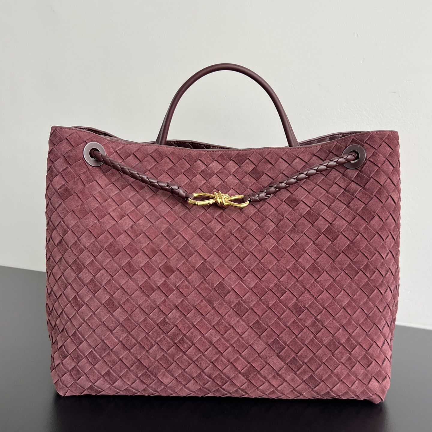 #BV’s new deerskin Andiamo 743575🎈 The warm deerskin velvet Andiamo for autumn and winter is here🍂 Made of cashmere calf deerskin, the touch is softer and more delicate, and the overall body is very full and high-end! The shoulder strap has a sliding metal rope buckle that can be adjusted at will