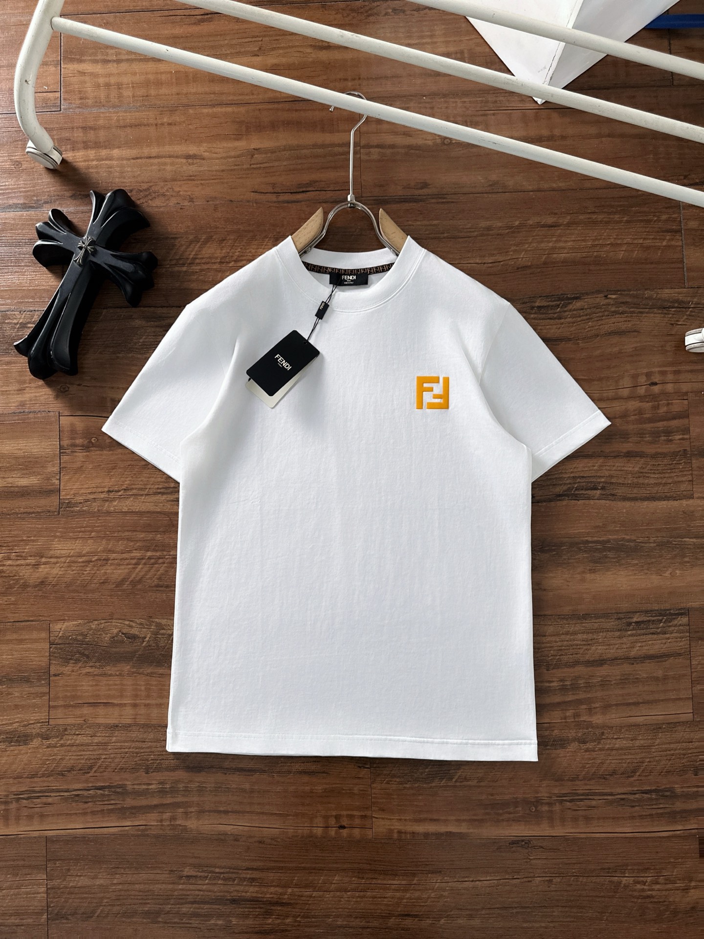 NO:473438,Fendi 2025 summer clothing new short-sleeved T-shirt for men and women,!  Customized exclusive pure cotton fabric, customized original craft threads, and chest heavy-work letter logo craft design!  Simple and generous, calm and versatile, extremely high-end, perfectly integrated with fashion and style, a top fashionable style that perfectly suits the outside wear!  The overall feeling is natural!  The ultimate classic versatile short-sleeved T-shirt is designed with the latest three-dimensional letter logo pattern elements!  The ultimate perfection of heavy industry!  Fans who pursue high quality are please buy them by themselves, and all fans who know the goods are invited to appreciate this model together!  !  Size S-2XL S S S Shoulder Width 46 Bust 102 Clothes 66 Sleeve length 22 M Sleeve width 47 Bust 106 Clothes 67 Sleeve length 23 L Sleeve width 48 Bust 110 Clothes 68 Sleeve length 24 XL Sleeve width 49 Bust 114 Clothes 69 Sleeve length 25 2XL Sleeve width 50 Bust 116 Clothes 70 Sleeve length 26,,fendi,T-shirt,tees,t-shirt,alexander wang19860909芬迪 2025夏装新款男女同款短袖T恤,！定制专属纯棉面料,定制原版工艺螺纹,胸前重工字母logo工艺设计！简约大方,从容百搭,档次极高,完美融入时尚还有风情感一款完美符合外穿的顶尖时髦气质款！整体给人浑然天成的感觉！极致经典的百搭型短袖T恤,采用最新的立体字母logo图案元素设计！极致的重工极致的完美！追求高品质的粉丝们请自行抢购,诚邀所有识货的粉丝一同鉴赏此款！！ 尺码S-2XL S码肩宽46 胸围102 衣长66 袖长22 M码肩宽47 胸围106 衣长67 袖长23 L码肩宽48 胸围110 衣长68 袖长24 XL码肩宽49 胸围114 衣长69 袖长25 2XL码肩宽50 胸围116 衣长70 袖长26,,fendi,T-shirt,tees，t-shirt,alexander wang,Men's clothing