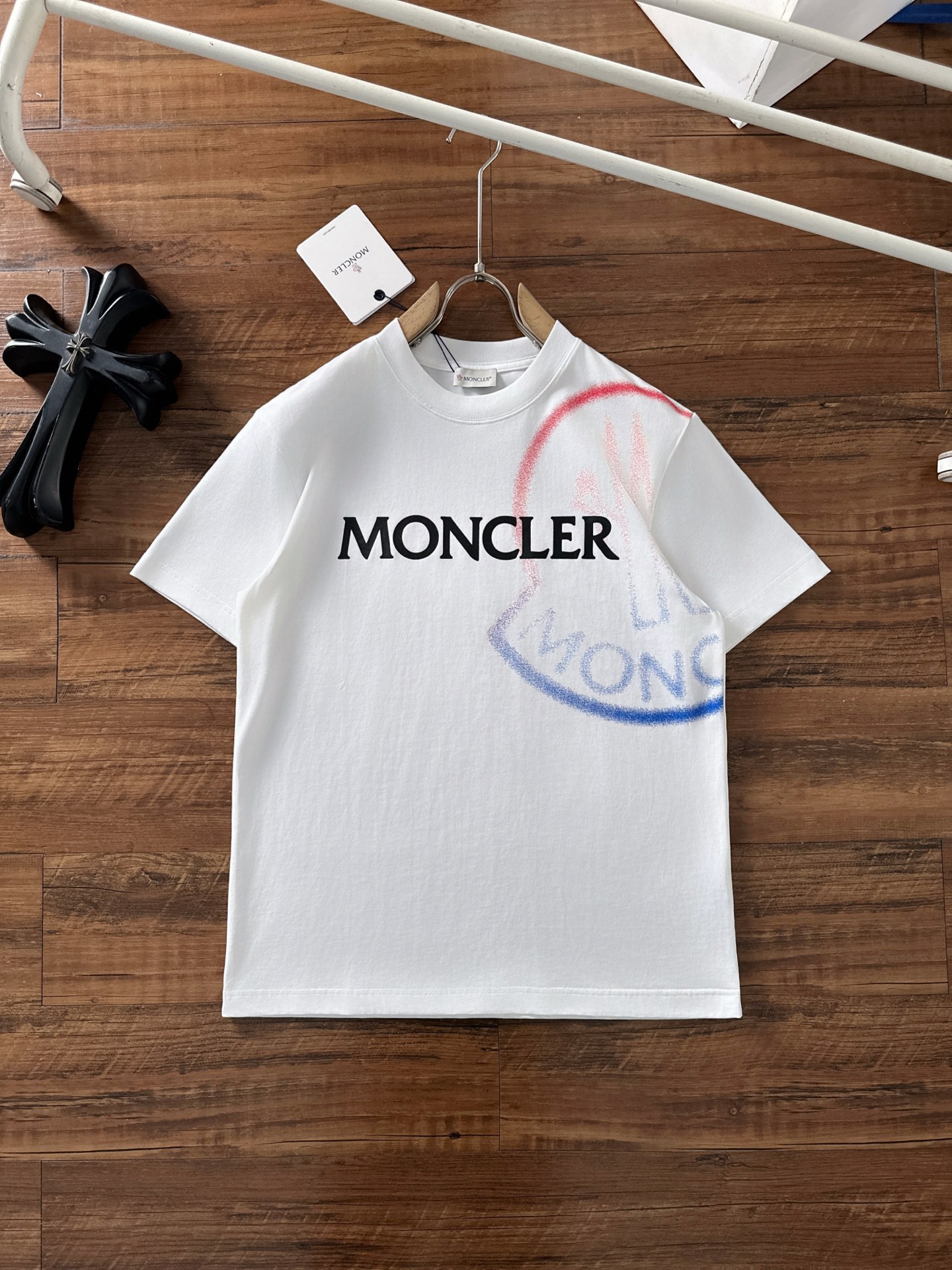 NO:473390,The 2025 summer clothes new short-sleeved T-shirt for men and women,!  Customized exclusive pure cotton fabric, customized original craft threads, and chest heavy-work letter logo craft design!  Simple and generous, calm and versatile, extremely high-end, perfectly integrated with fashion and style, a top fashionable style that perfectly suits the outside wear!  The overall feeling is natural!  The ultimate classic versatile short-sleeved T-shirt is designed with the latest three-dimensional letter logo pattern elements!  The ultimate perfection of heavy industry!  Fans who pursue high quality are please buy them by themselves, and all fans who know the goods are invited to appreciate this model together!  !  Size S-2XL S S S Shoulder Width 46 Bust 102 Clothes 66 Sleeve length 22 M Sleeve width 47 Bust 106 Clothes 67 Sleeve length 23 L Sleeve width 48 Bust 110 Clothes 68 Sleeve length 24 XL Sleeve width 49 Bust 114 Clothes 69 Sleeve length 25 2XL Sleeve width 50 Bust 116 Clothes 70 Sleeve length 26, Moncler, T-shirt,tees, t-shirt,alexander wang19860909蒙口 2025夏装新款男女同款短袖T恤,！定制专属纯棉面料,定制原版工艺螺纹,胸前重工字母logo工艺设计！简约大方,从容百搭,档次极高,完美融入时尚还有风情感一款完美符合外穿的顶尖时髦气质款！整体给人浑然天成的感觉！极致经典的百搭型短袖T恤,采用最新的立体字母logo图案元素设计！极致的重工极致的完美！追求高品质的粉丝们请自行抢购,诚邀所有识货的粉丝一同鉴赏此款！！ 尺码S-2XL S码肩宽46 胸围102 衣长66 袖长22 M码肩宽47 胸围106 衣长67 袖长23 L码肩宽48 胸围110 衣长68 袖长24 XL码肩宽49 胸围114 衣长69 袖长25 2XL码肩宽50 胸围116 衣长70 袖长26,,Moncler,T-shirt,tees，t-shirt,alexander wang,Men's clothing