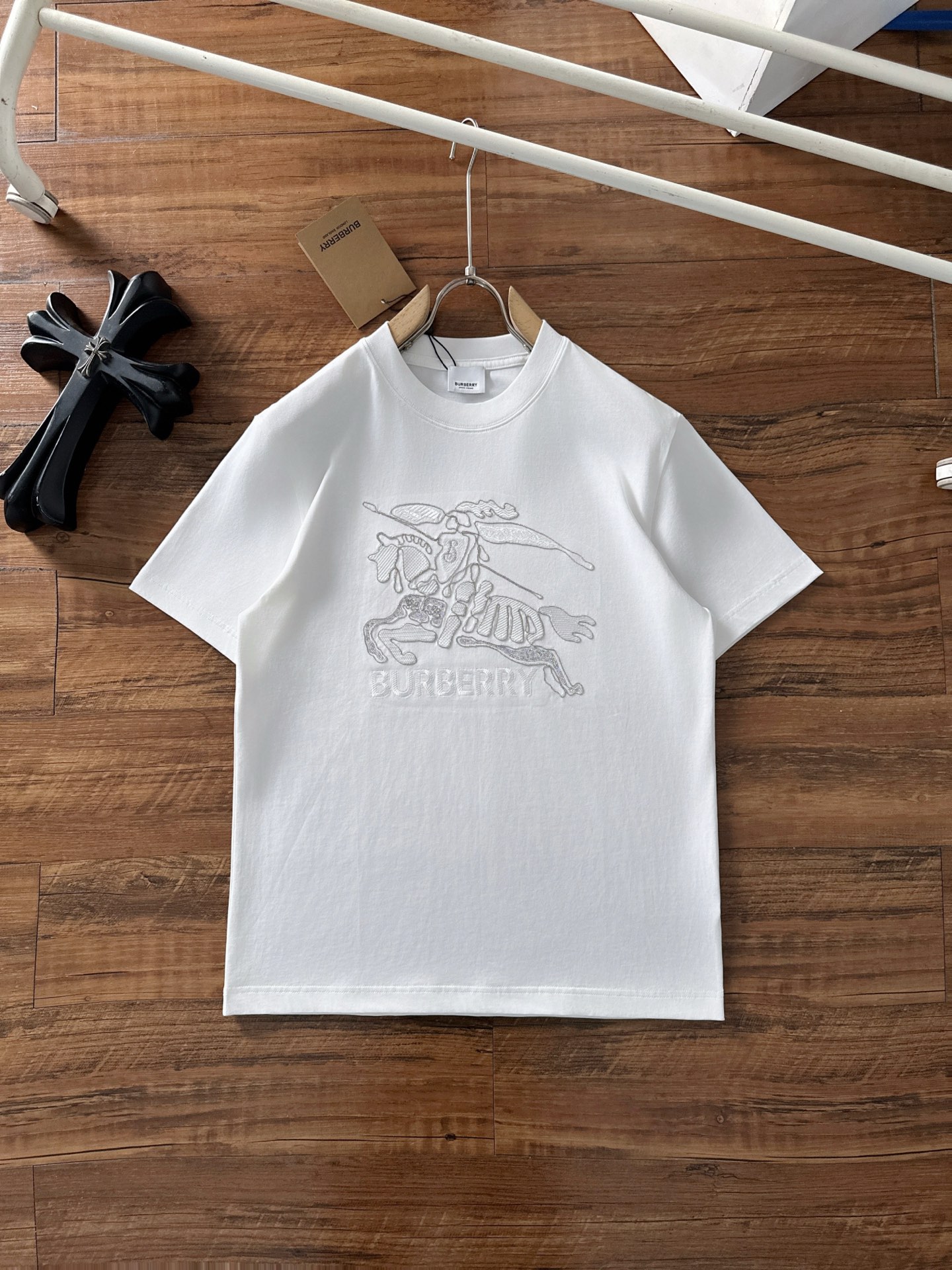 NO:473386,Burberry 2025 summer clothes new short-sleeved T-shirt for men and women,!  Customized exclusive pure cotton fabric, customized original craft threads, and chest heavy-work letter logo craft design!  Simple and generous, calm and versatile, extremely high-end, perfectly integrated with fashion and style, a top fashionable style that perfectly suits the outside wear!  The overall feeling is natural!  The ultimate classic versatile short-sleeved T-shirt is designed with the latest three-dimensional letter logo pattern elements!  The ultimate perfection of heavy industry!  Fans who pursue high quality are please buy them by themselves, and all fans who know the goods are invited to appreciate this model together!  !  Size S-2XL S S S Shoulder Width 46 Bust 102 Clothes 66 Sleeve length 22 M Sleeve width 47 Bust 106 Clothes 67 Sleeve length 23 L Sleeve width 48 Bust 110 Clothes 68 Sleeve length 24 XL Sleeve width 49 Bust 114 Clothes 69 Sleeve length 25 2XL Sleeve width 50 Bust 116 Clothes 70 Sleeve length 26,,burberry,T-shirt,tees,t-shirt,alexander wang19860909巴宝莉 2025夏装新款男女同款短袖T恤,！定制专属纯棉面料,定制原版工艺螺纹,胸前重工字母logo工艺设计！简约大方,从容百搭,档次极高,完美融入时尚还有风情感一款完美符合外穿的顶尖时髦气质款！整体给人浑然天成的感觉！极致经典的百搭型短袖T恤,采用最新的立体字母logo图案元素设计！极致的重工极致的完美！追求高品质的粉丝们请自行抢购,诚邀所有识货的粉丝一同鉴赏此款！！ 尺码S-2XL S码肩宽46 胸围102 衣长66 袖长22 M码肩宽47 胸围106 衣长67 袖长23 L码肩宽48 胸围110 衣长68 袖长24 XL码肩宽49 胸围114 衣长69 袖长25 2XL码肩宽50 胸围116 衣长70 袖长26,,burberry,T-shirt,tees，t-shirt,alexander wang,Men's clothing