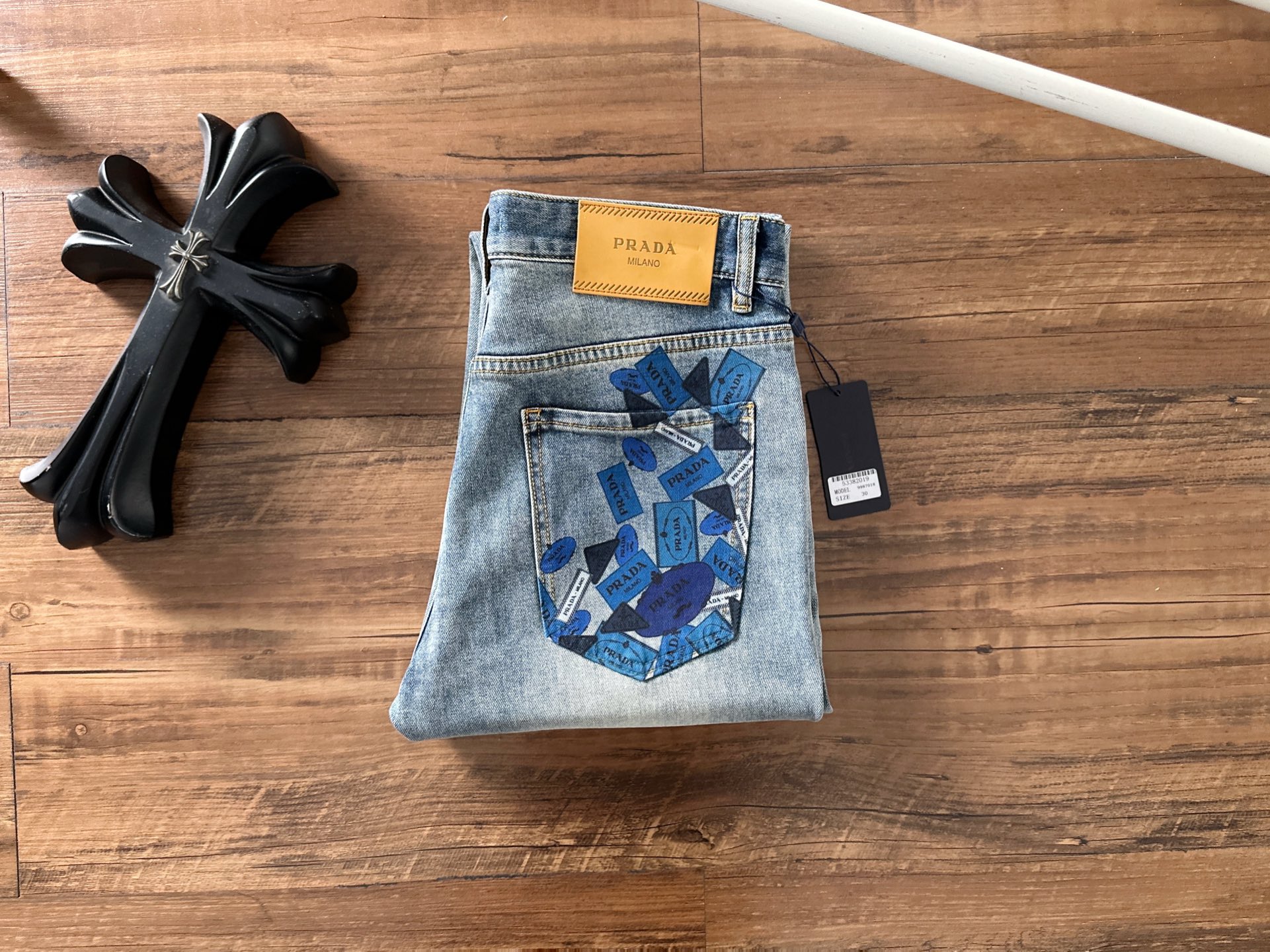 普拉达 2025早秋新款男士休闲牛仔裤，顶级品质！渠道订单，官网同步出售！！原厂订制牛仔全棉材质！适合休