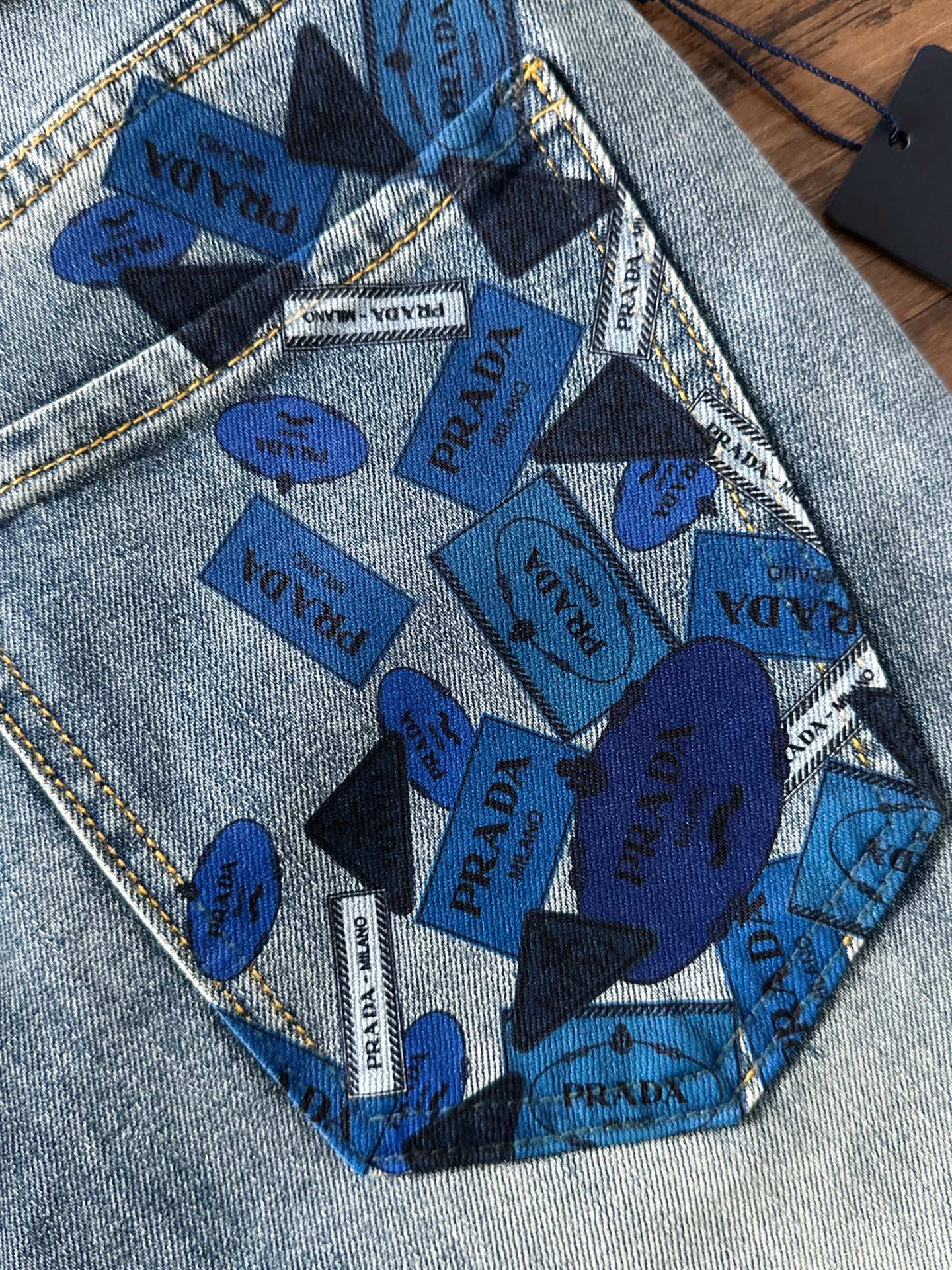 普拉达 2025早秋新款男士休闲牛仔裤，顶级品质！渠道订单，官网同步出售！！原厂订制牛仔全棉材质！适合休