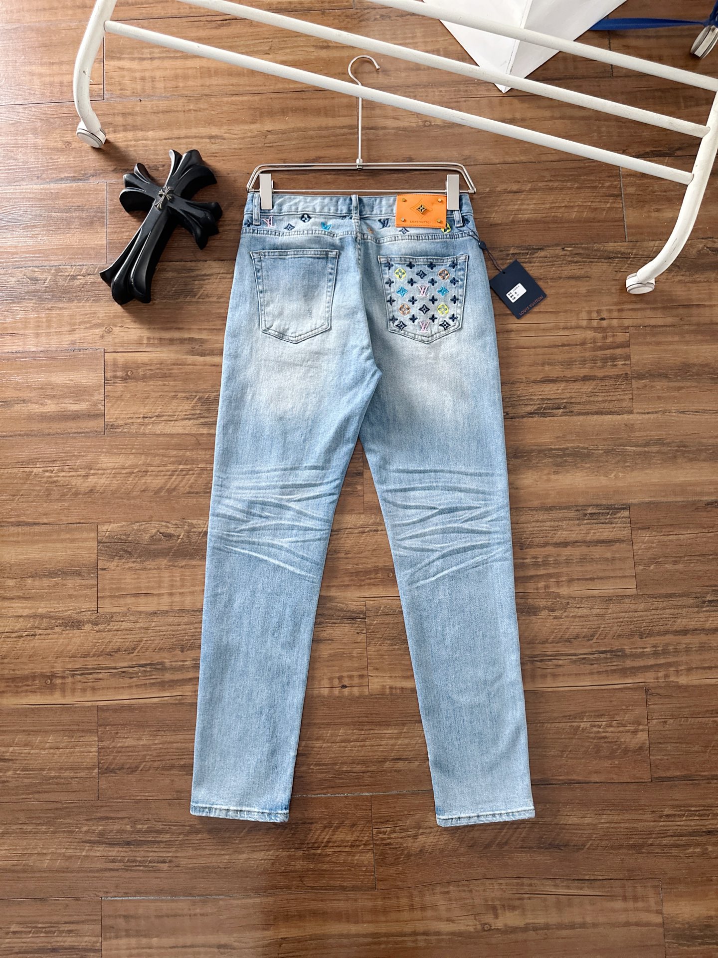 LV 2025早秋新款男士休闲牛仔裤，顶级品质！渠道订单，官网同步出售！！原厂订制牛仔全棉材质！适合休闲