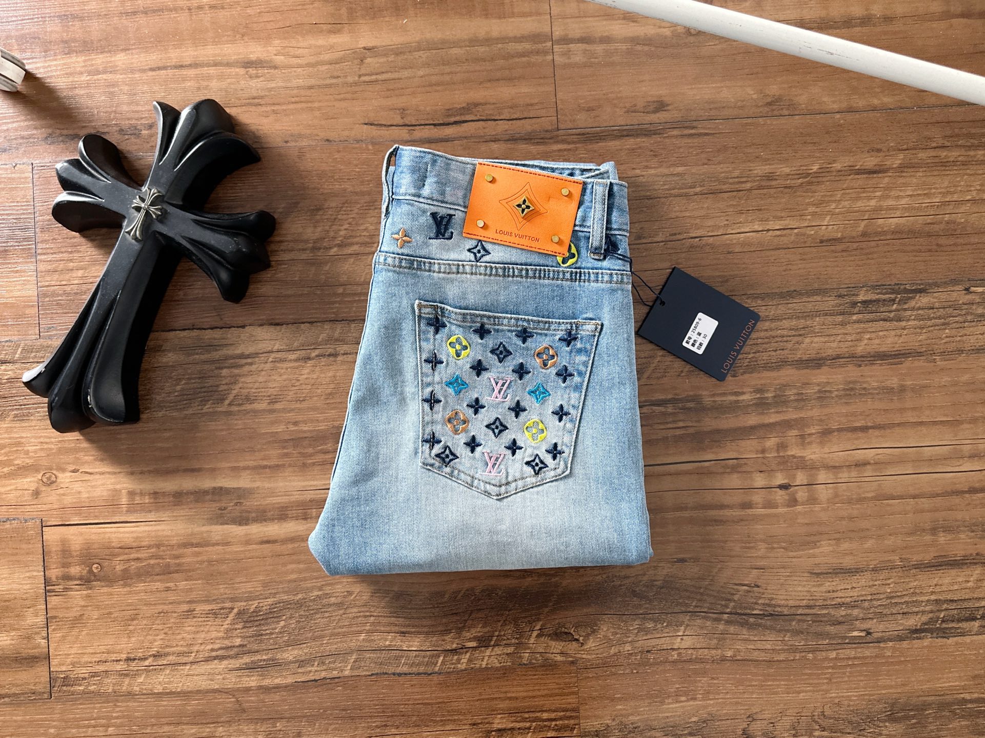 LV 2025早秋新款男士休闲牛仔裤，顶级品质！渠道订单，官网同步出售！！原厂订制牛仔全棉材质！适合休闲