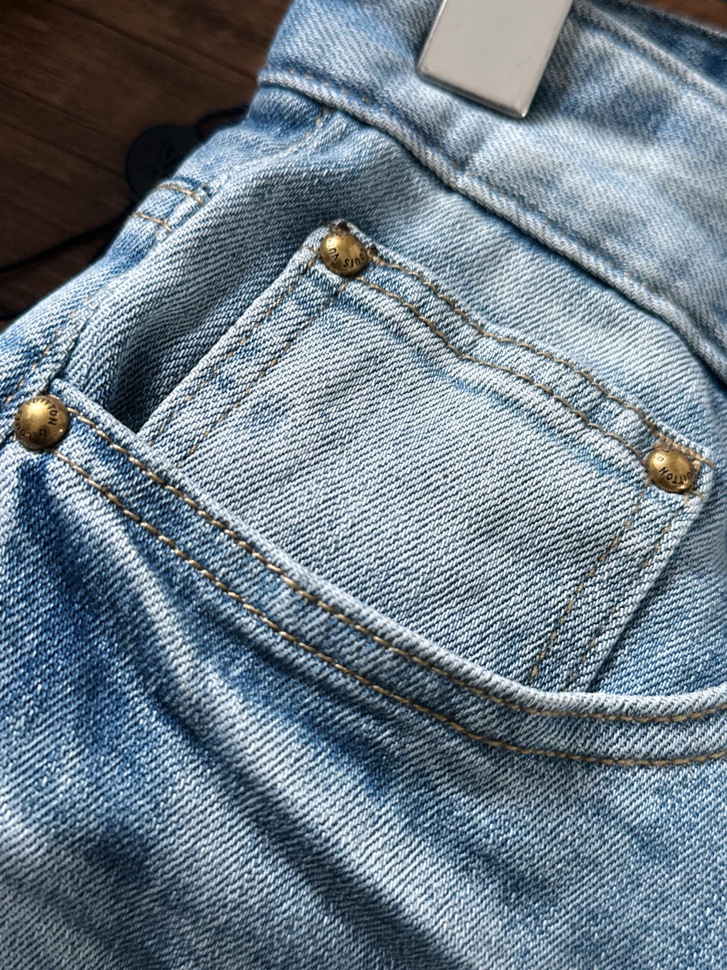 LV 2025早秋新款男士休闲牛仔裤，顶级品质！渠道订单，官网同步出售！！原厂订制牛仔全棉材质！适合休闲