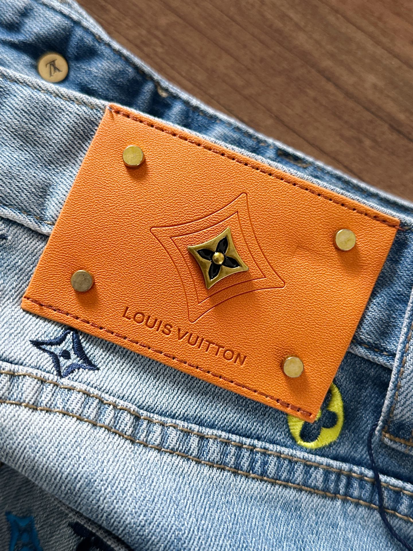 LV 2025早秋新款男士休闲牛仔裤，顶级品质！渠道订单，官网同步出售！！原厂订制牛仔全棉材质！适合休闲