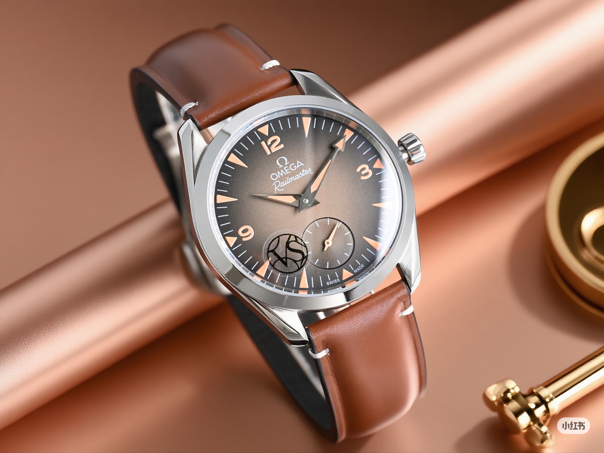 NO:532325,The new Omega Railmaster watch uses the same 38mm stainless steel case as the Seamaster series Aqua Terra, with a thickness of 12.36mm, and two versions of the large three-needle and small three-needle. The dial is a gradient transition in the center, with a matte paint effect, and retro digital hour markers are used at three, six and nine o'clock, paired with the iconic triangular arrow pointer, and the scale and pointer have a luminous effect. Equipped with the Omega Coaxial Master Cycle 8804 (small second hand) or 8806 (center second hand) movement, providing a power reserve of 60 or 55 hours, omega19860909新款欧米茄 Railmaster 铁霸腕表采用了与海马系列 Aqua Terra 相同的 38 毫米精钢表壳,厚度为 12.36 毫米,分别大三针与小三针两个版本.表盘为中心渐变过渡,哑光漆面效果,在三、六、九点位采用复古数字时标,搭配标志性的三角箭形指针,且刻度与指针均具备夜光效果. 搭载欧米茄同轴至臻天文台 8804（小秒针）或 8806（中央秒针）机芯,分别提供 60 小时或 55 小时的动力储备,,omega,Watch