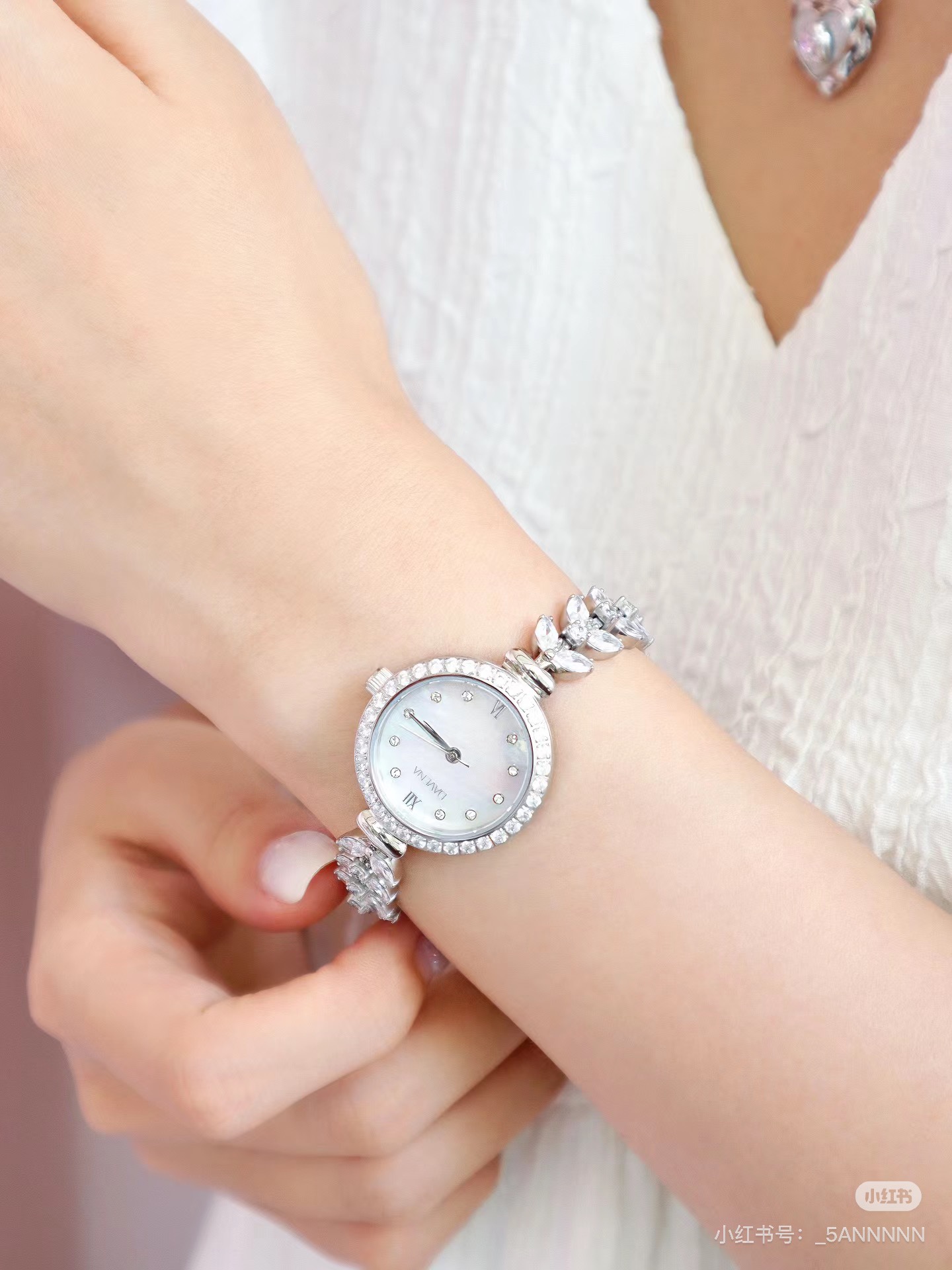 by a pavé diamond-set bracelet - Comprehensive 3