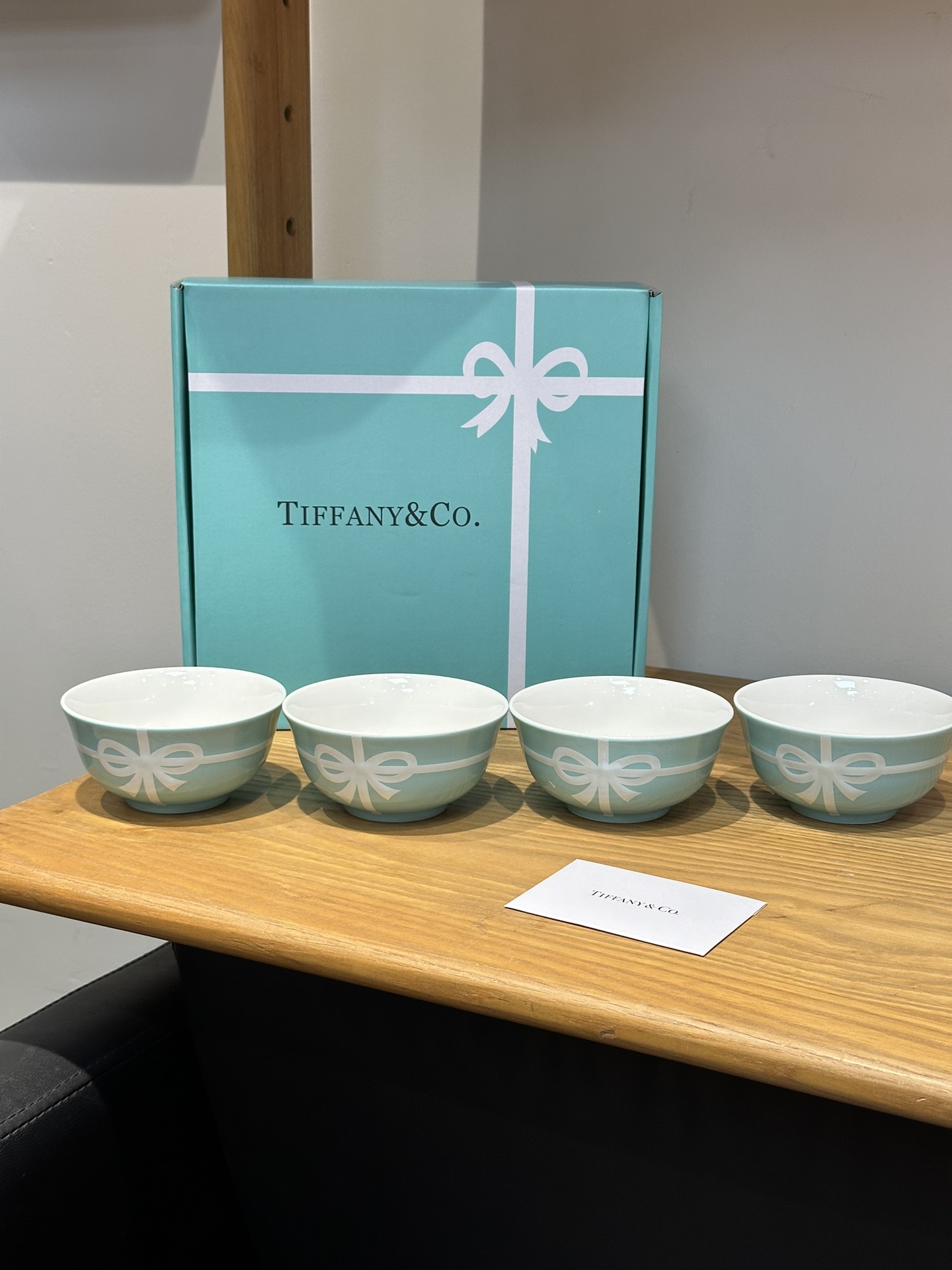 NO:809144,TIFFANY Tiffany's blue bone china four-bowl set. Non-toxic and odorless glaze firing. High-quality bone china products. Washing fluid will not remain on it. High-quality firing process. Blue and white matching. Simple and elegant. It feels a bit heavy in the hand. The surface is smooth and glazed. It can be cleaned without detergent. 3D embossed white bow is simple, fashionable and generous. It is convenient for personal use and gift giving. Trendy department stores, tiffany19860909TIFFANY蒂芙尼的蓝色骨瓷四碗套装 无毒无味釉烧制 高骨瓷制品 洗涤液不会残留其上 优质烧制工艺 蓝白搭配 简约大气 拿在手里有点分量 表面光滑釉面光洁 无须洗洁精也可处理干净 3d浮雕白色蝴蝶结简约时尚大方 自用送礼都有面子,潮品百货,tiffany,accessory