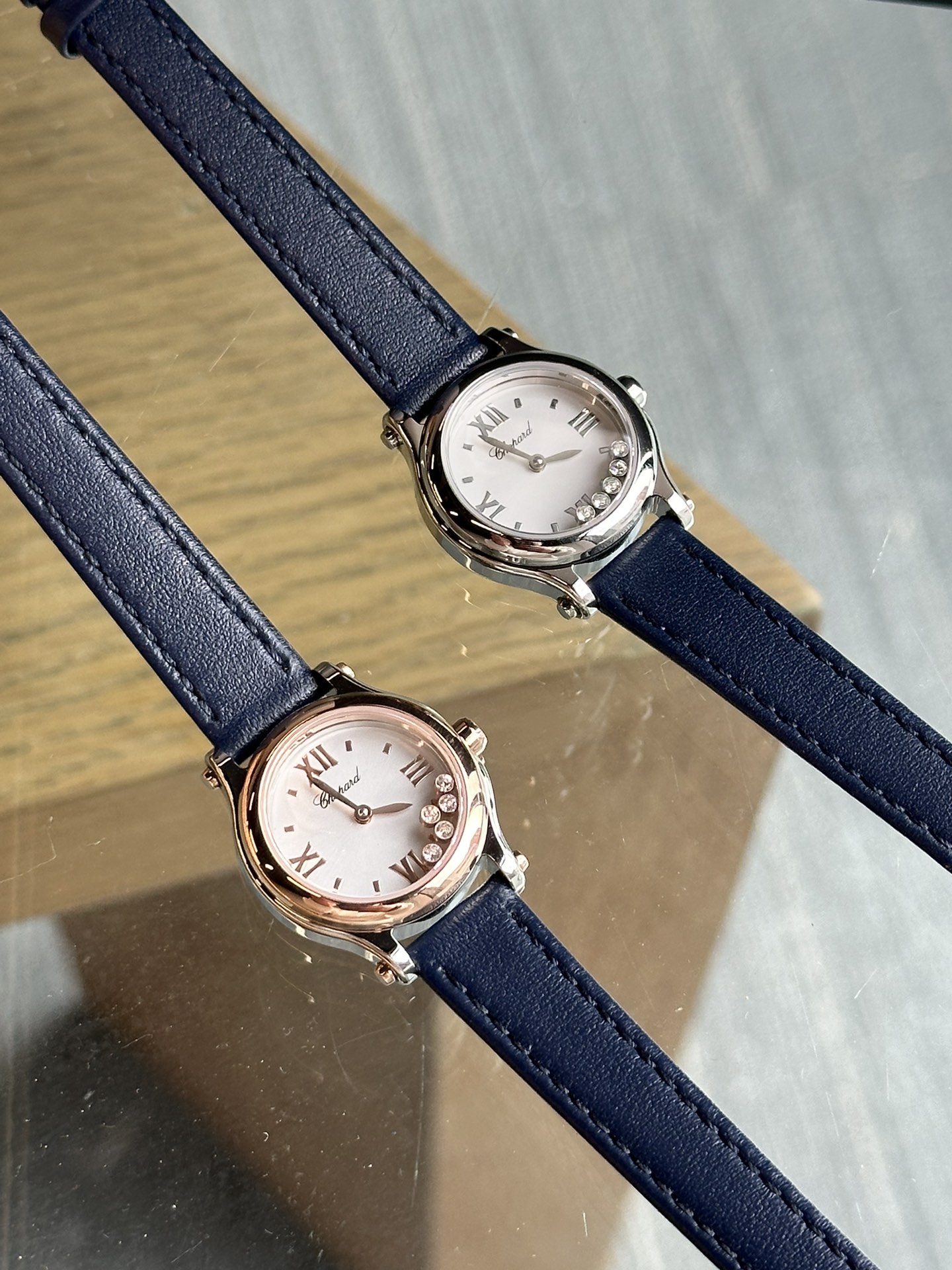 NO:394398,The latest Chopard Hay Sort is a masterpiece of soft style in watchmaking art, and it is agile! In terms of women's watches, we have brought this creativity to perfection. We have launched an infinitely joyful jewelry series, promoting happiness with exquisite and cute designs. The brand's rare 25mm slim size is more exquisite and compact than previous watch works. The round dial is full of pearl-like silver gray, and five agile diamonds are flying gorgeously among them, bringing a light and elegant style. We have obtained the movement's special movement from Chopard through different channels, and it takes half a year to order the movement, and the movement will no longer be circulated outward. It can be said to be the final masterpiece! Imported cowhide, the two-way winding is more distinctive than the traditional watch strap. Double-layer sapphire glass, wear-resistant and scratch-resistant, and high-transparent, is an indispensable part of a good watch! Comes with a full set of packaging and brings your own gifts, the best choice! ,chopard,cowhide19860909最新款萧邦Hay Sort堪称制表艺术中的柔美风格杰作,灵动登场！ 在女装腕表方面,把这种创意发挥得尽善尽美.推出了令人无限喜悦的珠宝腕宝系列,以精巧可爱的设计,宣扬开心快乐 品牌罕见的25毫米纤细尺寸,比以往腕表作品更加精致小巧.圆形表盘泛着珍珠般的银灰色泽,五顆灵动钻石在其间华丽飞舞,带来轻盈飘逸的风采 机芯我们通过不同的渠道,订货大半年才拿到了萧邦的特供机芯,而且机芯往后不再向外流通,可以说是最后的绝唱了！ 进口头层牛皮,双向缠绕比传统表带更加有特点,双层蓝宝石玻璃,耐磨耐刮,高透,是一块好表必不可少的！ 配有全套包装,送礼自带,不二之选！,,chopard,cowhide,Watch