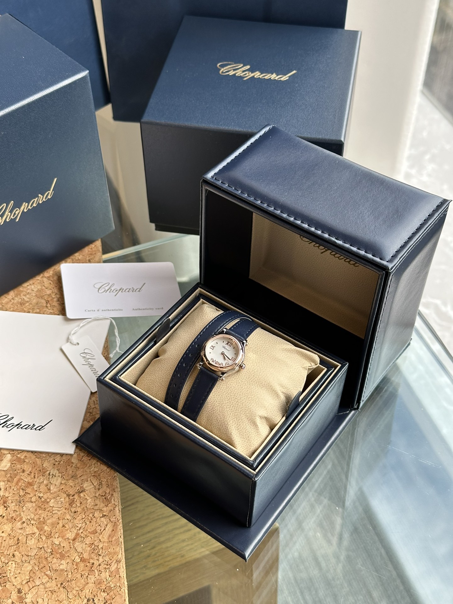 NO:394402,Rose gold Chopard mini style is made of warm material, paired with mother-of-pearl dial and sliding diamonds inside, which looks simple and generous, just like the basic style of daily wear, suitable for daily wear, chopard19860909玫瑰金 萧邦迷你款 以温润材质搭配珍珠母贝面盘与里面的滑动钻石显得简单大方,如同日常穿搭的基本款式,适合每日佩戴,,chopard,Watch