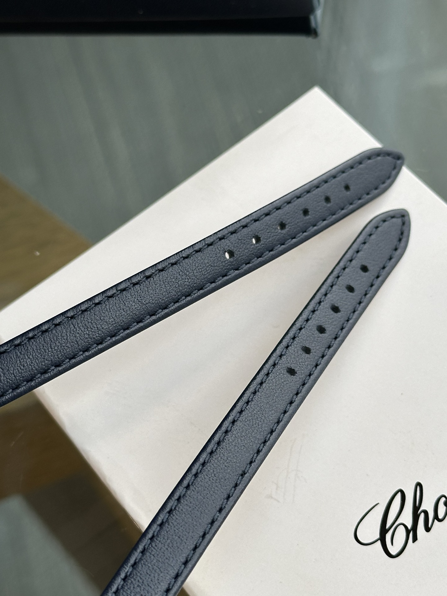 NO:394405,Chopard Mini Style Featured First Layer Cowhide!  The leather is delicate, soft and elastic, and you can feel the warm texture of natural cowhide by hand.19860909萧邦迷你款 精选头层牛皮！皮质细腻柔软且富有弹性,上手即能感受到天然牛皮的温润质感,,chopard,cowhide,Watch