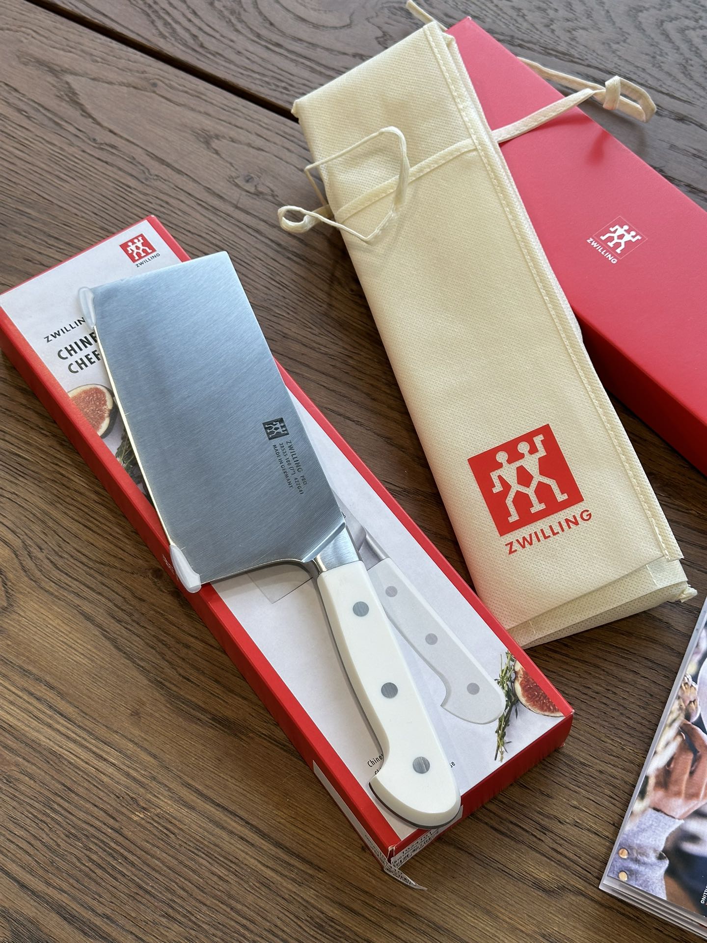 NO:809438,A good knife. Specially formulated 18/10 stainless steel. Excellent hardness and sharpness with the best ratio of carbon and chromium. Real blade as mirror-like. FRIODUR ice forging process on the blade. Ice and fire tempering. Excellent flexibility and corrosion resistance. Ergonomic handle. Special anti-slip treatment for smooth cutting experience. 45-degree grinding and polishing of the blade surface. Smooth to the touch. Immediate texture. 286 years of craftsmanship heritage. Cooking is more elegant. Reduces adhesion and is easier to clean.  The color aesthetics in life originates from the colorful temperament of nature. Born for unique cooking aesthetics. Excellent cooking skills. Take advantage of the present. The life and virtues given by Zwilling. Counter price, trendy department stores.19860909一把好刀 特殊配方18/10不锈钢 碳与铬较佳比例下实现优良的硬度与锋利度 真正刀锋如镜 刀面FRIODUR冰锻工艺 冰火淬炼 具有出色的柔韧性和抗腐蚀性 人体工学刀把 特殊防滑处理 带来流畅的切割体验 45度刀面磨抛 触感光滑 质感立现 286年匠心传承烹饪更优雅 降低粘附性 更方便清洗 生活中的色彩美学 源于缤纷气质的大自然 为独特烹饪审美而生 厨艺出彩 趁现在 双立人赋予的生活与美德 专柜售价,潮品百货,accessory
