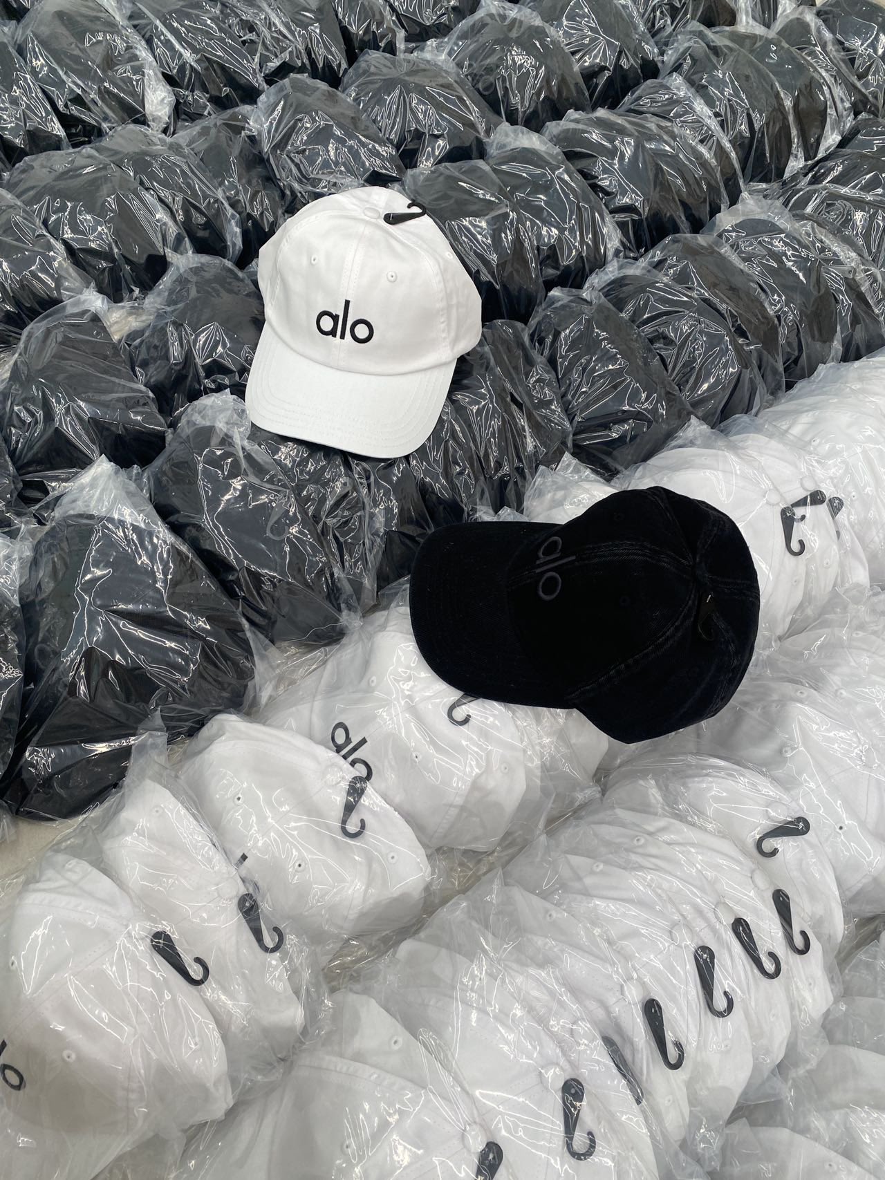 NO:919179,Alo cap is here!  Same style for men and women!  !  !  Two colors/exclusive original genuine goods!  !  The hat has a good shape, is lightweight, provides sun protection, windproof and adjustable head circumference!  Quick drying!  Baseball cap style!  Super lightweight and sweat-wicking!  , hat. scarf. socks, chanel, socks, hats19860909Alo鸭舌帽来啦！男女同款！！！ 两个颜色/独家原chang真货！！ 帽型好、轻盈、遮阳、防风可调头围！ 速干！棒球帽的版型！超轻盈吸汗！,帽子.围巾.袜子,chanel,socks,hats,accessory