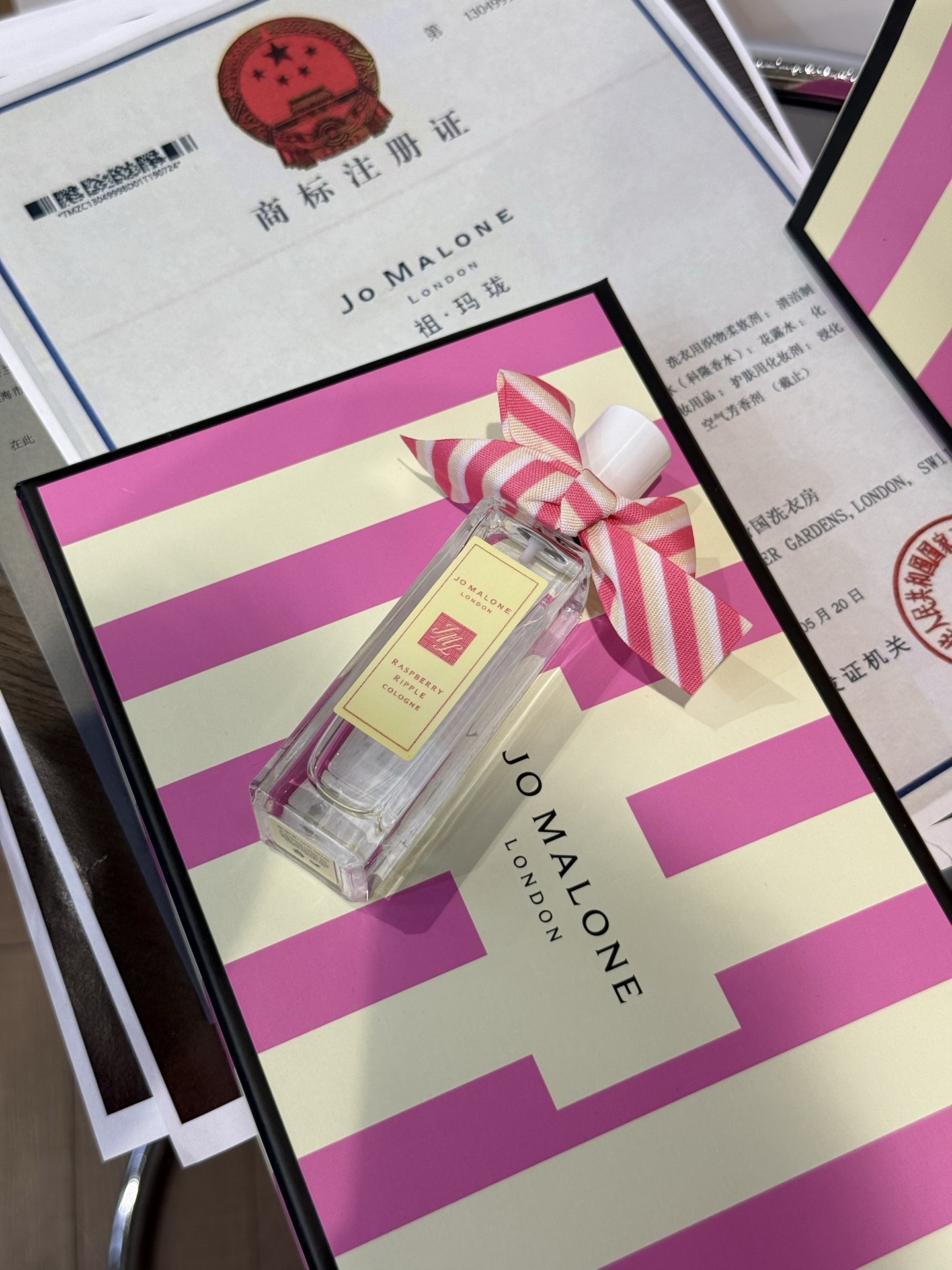 NO:810268,Raspberry Perfume (30ml) is a limited-edition summer core style. It is a fruity gourmet unisex fragrance inspired by 'Iced Raspberry Dessert'. The top notes are the refreshing sourness of red currants and lemon peel, the middle notes are infused with the dense milky aroma of raspberry pulp and vanilla ice cream, and the base notes are white musk and amber, which weakens the sweetness and lasts for more than 8 hours, restoring the fresh scent of biting open iced berries in summer. Hand Cream19860909覆盆子香水（30ml）夏日限定核心款,以“冰镇覆盆子甜品”为灵感的果香美食调中性香.前调是红醋栗与柠檬皮的清爽酸涩,中调融入覆盆子果肉与香草冰淇淋的绵密奶香,后调以白麝香与琥珀收尾,弱化甜腻感,留香长达8小时以上,还原夏日咬开冰镇浆果的鲜活气息.,护手霜,accessory