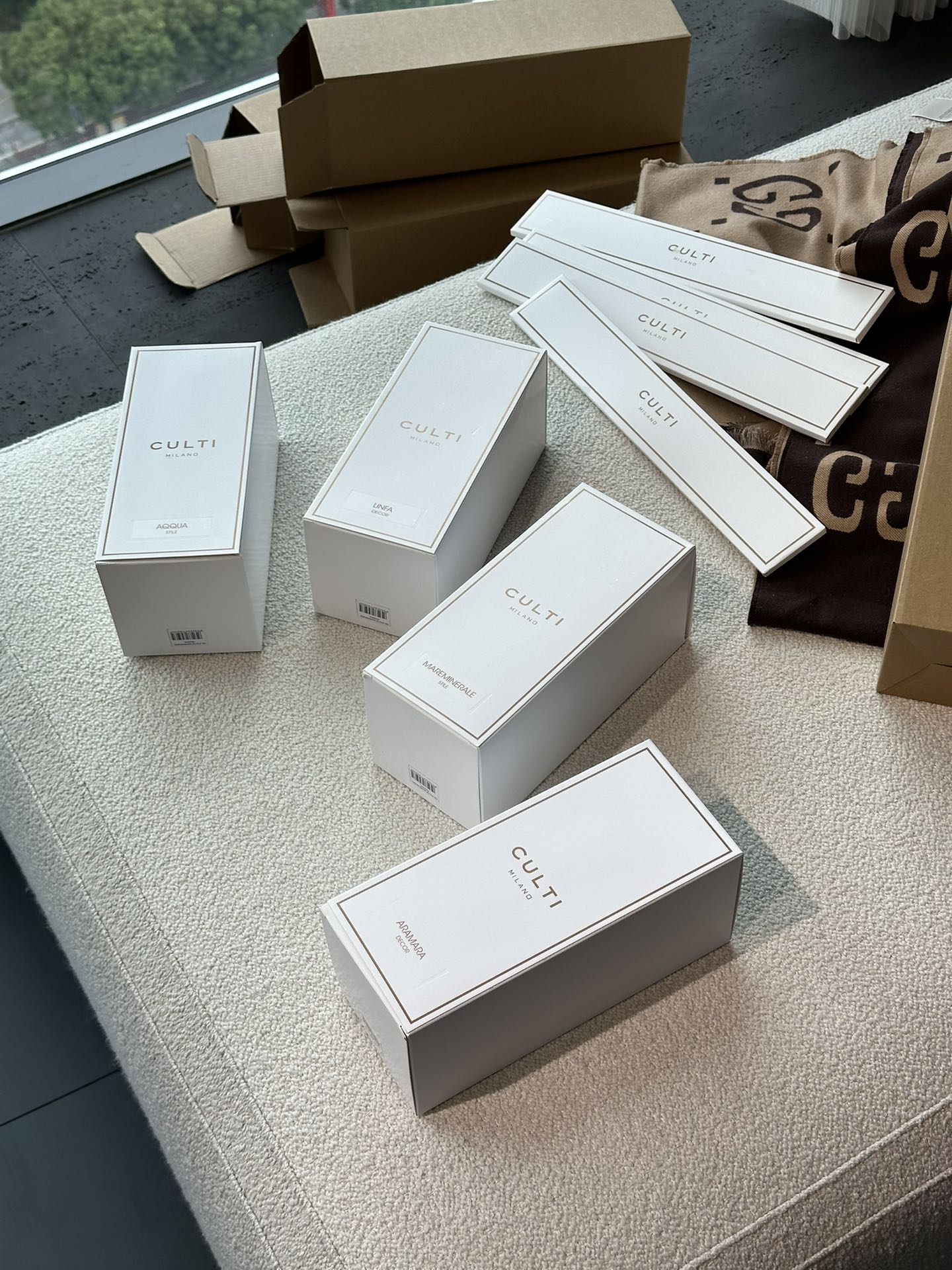 NO:810357,Exclusive Indoor Aromatherapy Gift Box Specifications: The same high-end fragrance for five-star hotels. The high-end luxury feels everywhere and reveals the style, making every part of your life surrounded by healing fragrance!  After smelling it, it's hard to fall in love with other fragrances. The texture visible to the naked eye allows the sense of ritual to permeate every corner of life. Everyone must stock up on four or five sets of the channel list. 5 fragrance philosophers (the same style as GD), the classic among the classics), azure sea, misty forest, Mediterranean citrus. Specifications/bottle. Open the bottle seal, unscrew the bottle cap and insert the diffuser stick!  Each kit is equipped with 6 rattan diffuser branches, which can be increased or decreased according to your needs, including car aromatherapy, home fragrance and candles.19860909独家室内香薰礼盒规格 五星级酒店同款高端香高级的奢华感处处透露着格调让生活每一处都被治愈系香味萦绕！ 闻过它之后很难再去爱上其他香 肉眼可见的质感让仪式感渗透在生活每个角落 渠道单每个人必须囤个四五套 5种香味哲学家（GD同款)经典中的经典）,蔚蓝大海,迷雾森林,地中海柑橘 规格/瓶 打开瓶口封条拧开瓶盖后插入扩香棒即可！ 每个套盒配备6支藤条扩香枝可根据需求自行增减使用,车载香薰.居家香氛.蜡烛,accessory