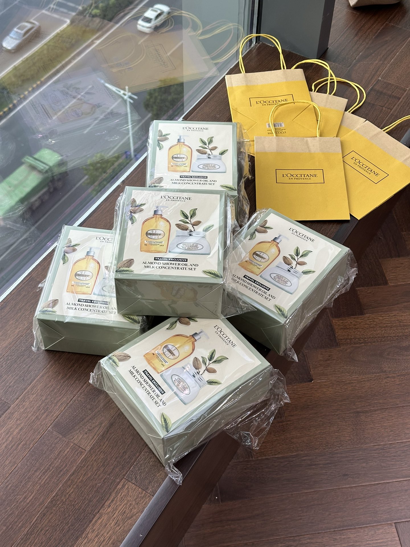 NO:810407,Our L'Occitane has been sold for several years, and the channel is stable for a long time, with ready stock available!  You don’t have to wait to enjoy the warmth of winter. This is a limited edition set of L’Occitane Sweet Almond. It contains 500ml of almond shower oil and 200ml of almond body cream, which is perfect for winter!  , toiletries19860909咱们家的欧舒丹卖了好些年,渠道长期稳定,现货现发！让您无需等待就能享受到这份冬日温暖. 咱这是欧舒丹甜扁桃的限定套装,里面有500ml的杏仁沐浴油和200ml的扁桃仁身体霜,冬天用正合适！,洗护用品,accessory