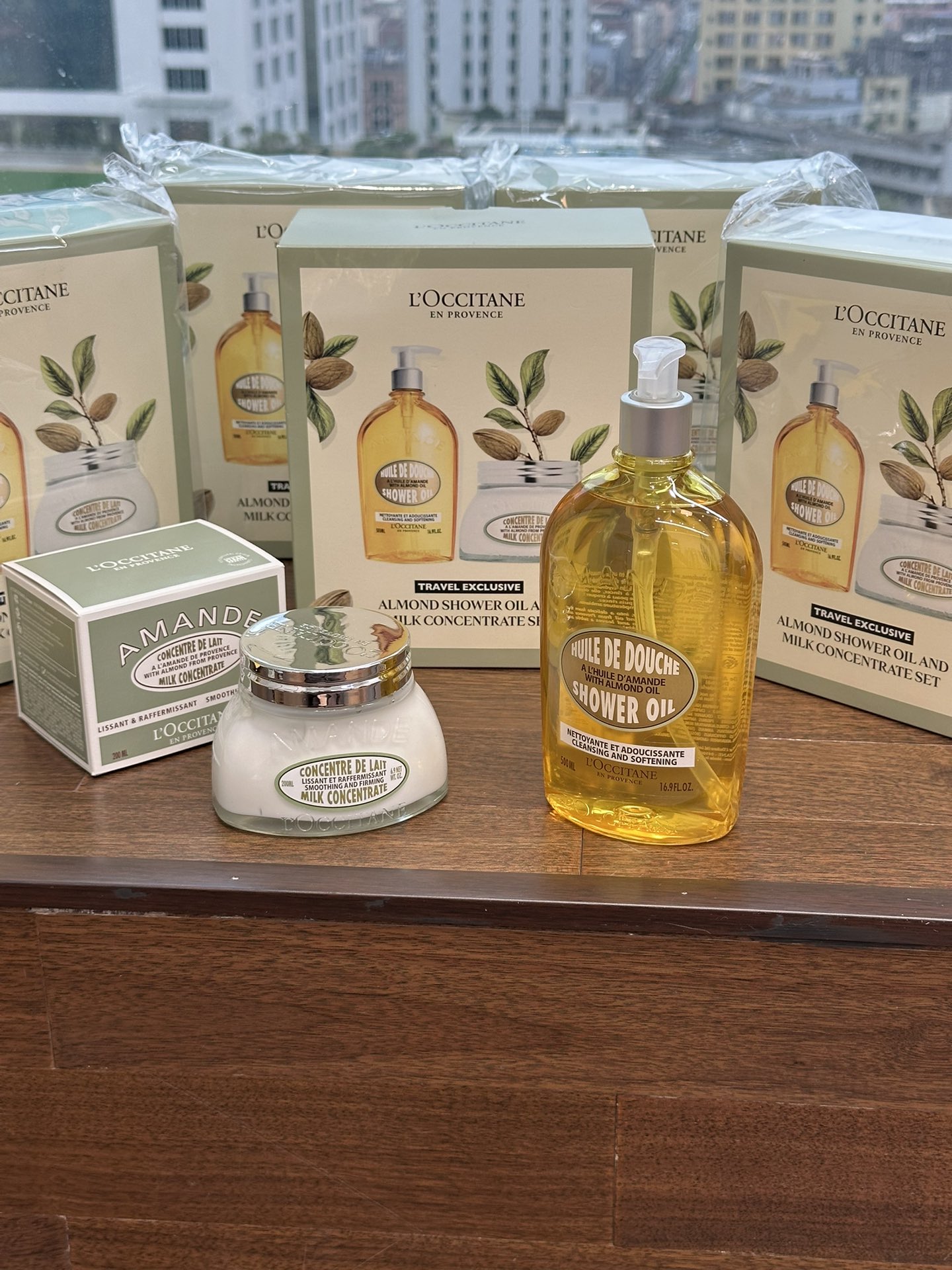 NO:810401,The set contains good ingredients of sweet almond, which can help tighten the skin. · Sweet Almond Bath Oil 500ml (also called Almond Bath Oil) Sweet Almond Body Cream 200ml. The fragrance is super healing and has a light natural almond milk fragrance. It is sweet and warm. It makes people feel relaxed when smelling it. The fragrance is also very long-lasting. The effect is visible after using one set. The skin will be moist and smooth, and it can also help to tighten the skin., toiletries19860909套装里有甜扁桃的好成分,能帮着紧致皮肤.· 甜扁桃沐浴油500ml（也叫杏仁沐浴油） 甜扁桃身体霜200ml 香味超治愈淡淡的天然杏仁奶香,甜甜暖暖的,闻着就让人心情放松,留香也特别持久. 效果看得见一套用下来,皮肤又润又滑,还能帮助紧致肌肤哦.,洗护用品,accessory