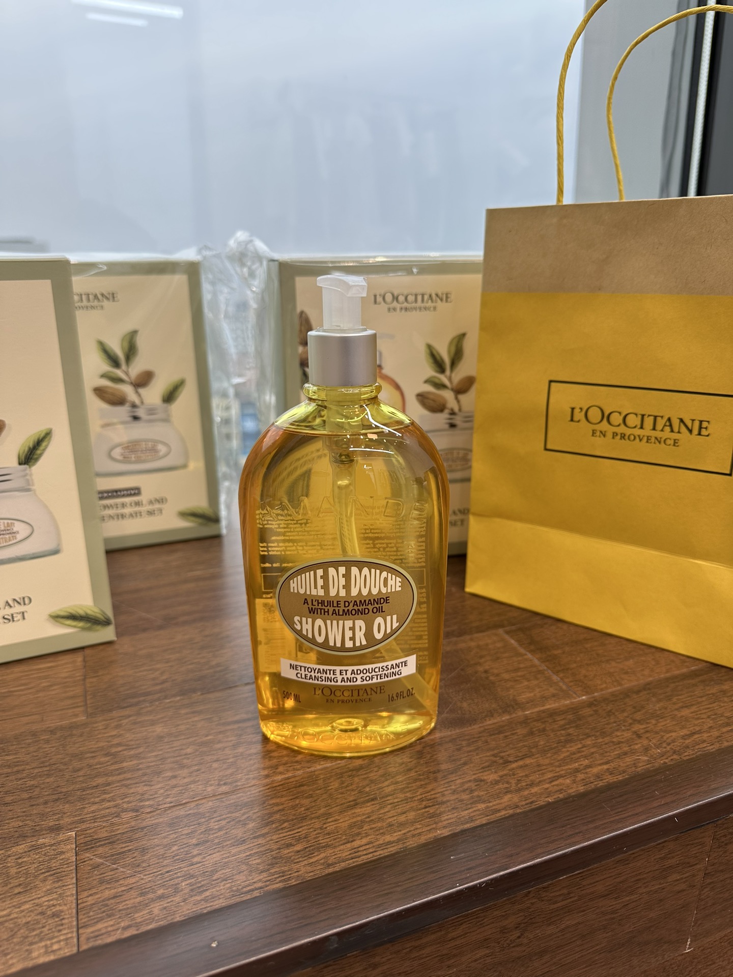 NO:810398,Sisters whose skin becomes tight and flaky after bathing in autumn and winter, you must try this L’Occitane Sweet Almond Shower Oil!  !  !  It's not the 'oily' texture you think of! It comes out as a clear oil when squeezed out, but when it is rubbed with water, it will emulsify and turn into a milky white with fine foam. It is not slippery at all when rinsed. After washing, the body feels moisturized to the bones and comfortable. There is no tightness after washing with ordinary shower gels. It is like wrapping an invisible moisturizing film on the skin!  !  !  And the scent is really amazing!  It is L'Occitane's classic sweet almond scent, with a gentle nutty flavor mixed with a hint of milk. This smell fills the bathroom when you take a shower. Even the bath balls are pickled in the scent. You don't need to apply body lotion after taking a bath. You have a natural fragrance floating around your body. Even your pajamas carry this smell~, toiletries19860909秋冬皮肤一洗澡就紧绷掉屑的姐妹,一定要试试这支欧舒丹甜扁桃沐浴油！！！ 它完全不是你想的“油乎乎”质地!挤出来是清透的油状,但遇水搓两下就会乳化,变成带着细腻泡沫的奶白色,冲的时候一点都不假滑,洗完身上是那种润到骨子里的舒服,完全没有普通沐浴露洗完的紧绷感,像给皮肤裹了层隐形的水润膜！！！ 而且香味真的绝了！是欧舒丹经典的甜扁桃香,温柔的坚果味混着淡淡的奶香,洗澡时浴室里全是这个味道,连沐浴球都腌入味了,洗完澡不用涂身体乳,身上都飘着自然的清香,连睡衣都带着这个味道～,洗护用品,accessory