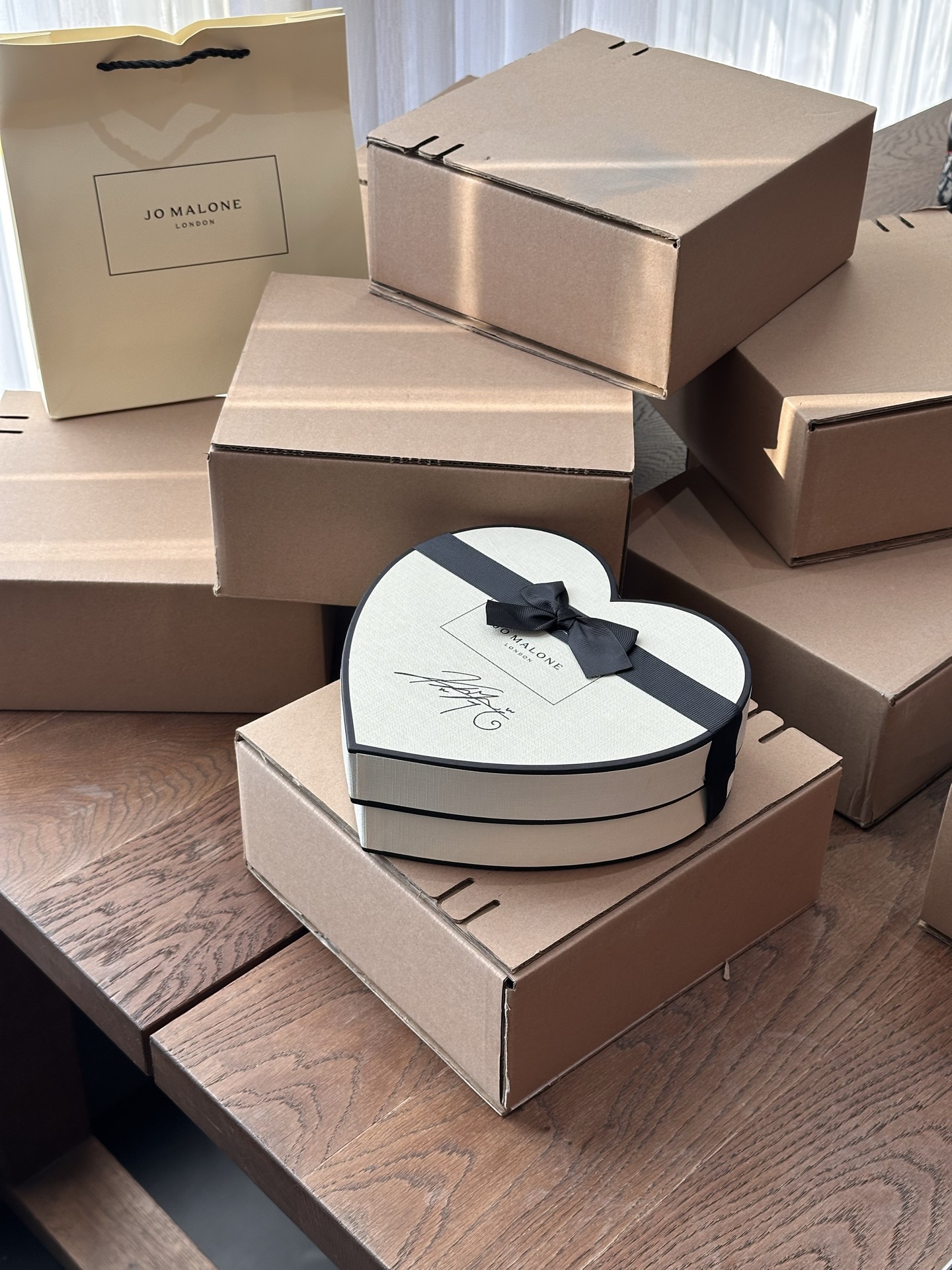 NO:811345,The fragrant door lasts forever!  !  It smells really good!  !  Jo Malone Zuma's annual strongest perfume gift box belongs to the type that smells good all the way. The point is that it is not easy to buy at all!  !  It was sold out before!  !  You say it's hot or not? And the gift box is still in a specific heart shape!  Channels in stock!  !  Complete gift box packaging!  !  Which two new perfumes are included in the gift box!  When I first smelled this new fragrance [Stainless Wood and Cedar], I felt that this was an exclusive fragrance created just for us Dan people!  The original and pure cypress wood creates a Zen-like forest atmosphere, which is simply admirable and adds a new line of defense to my spiritual sanctuary. There is also the previous popular [Fragrant Collection Series-Taif Rose] Nine Purple Years of Fire, Amethyst-like Taif Rose, and the only desert rose on the market  The mysterious fragrance rose essence is intertwined with sour and sweet berries, revealing the sweet vitality of the first blooming buds. The Taif rose blooms in layers with the flow of sunlight, and the freshness and deep atmosphere are intertwined. Then coffee and white musk are gently wrapped, extending the aftertaste of the rose, allowing the romance of the City of Roses to spread infinitely., perfume19860909香门永存！！好闻是真的说麻了！！ Jo malone 祖玛家年度最强香水礼盒 属于全程好闻的类型 重点就是一点都不好买到！！ 之前都卖断货了！！你说火爆 不火爆 而且礼盒还是特定爱心形状！ 渠道现货！！ 礼盒包装全套！！ 礼盒是哪两款新品香水！ 这支新香【无垢木与雪松】我刚闻到的时候简直觉得这就是为我们淡人打造的专属香氛吧！原始纯粹的桧木打造出带着禅意的森林氛围感,简直让人爱不释手,为我的精神保护区又增加一道新的防线. 还有之前大热门【馥郁典藏系列-塔伊夫玫瑰】 九紫离火年 紫水晶一样的塔伊夫玫瑰 市面独一无二沙漠玫瑰 神秘香调玫瑰精粹交织酸甜浆果,涌现花苞初绽的甜美活力.塔伊夫玫瑰随日光流转层叠盛放,清新和深邃气息相互交织.随后咖啡与白麝香温柔包裹,绵延玫瑰余韵,让玫瑰之城的浪漫无限漫延.,香水,accessory